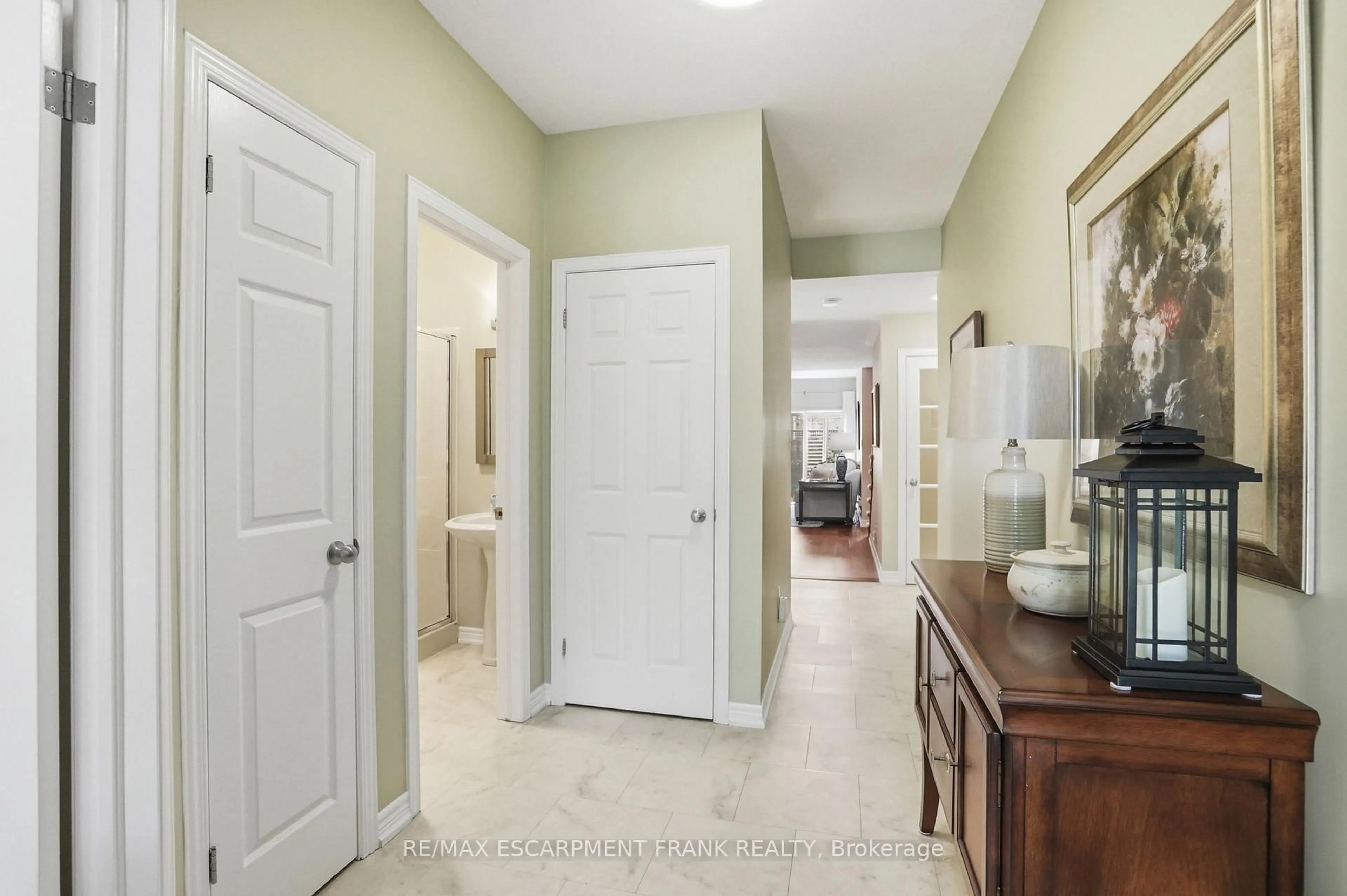 Indoor entryway for 96 Abbotsford Tr, Hamilton Ontario L9B 0A4