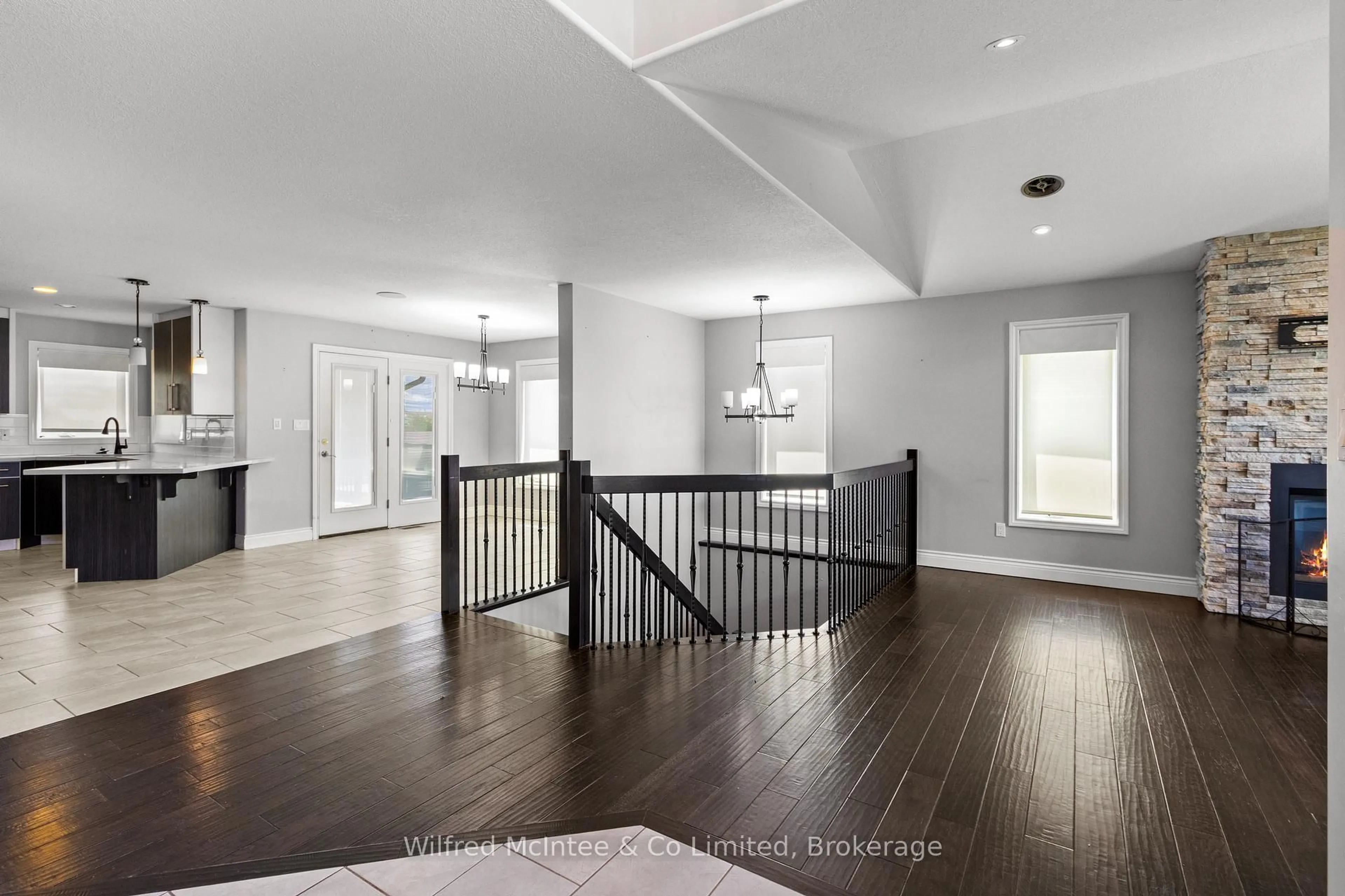Indoor entryway for 105 12th Avenue A Ave, Hanover Ontario N4N 3V1