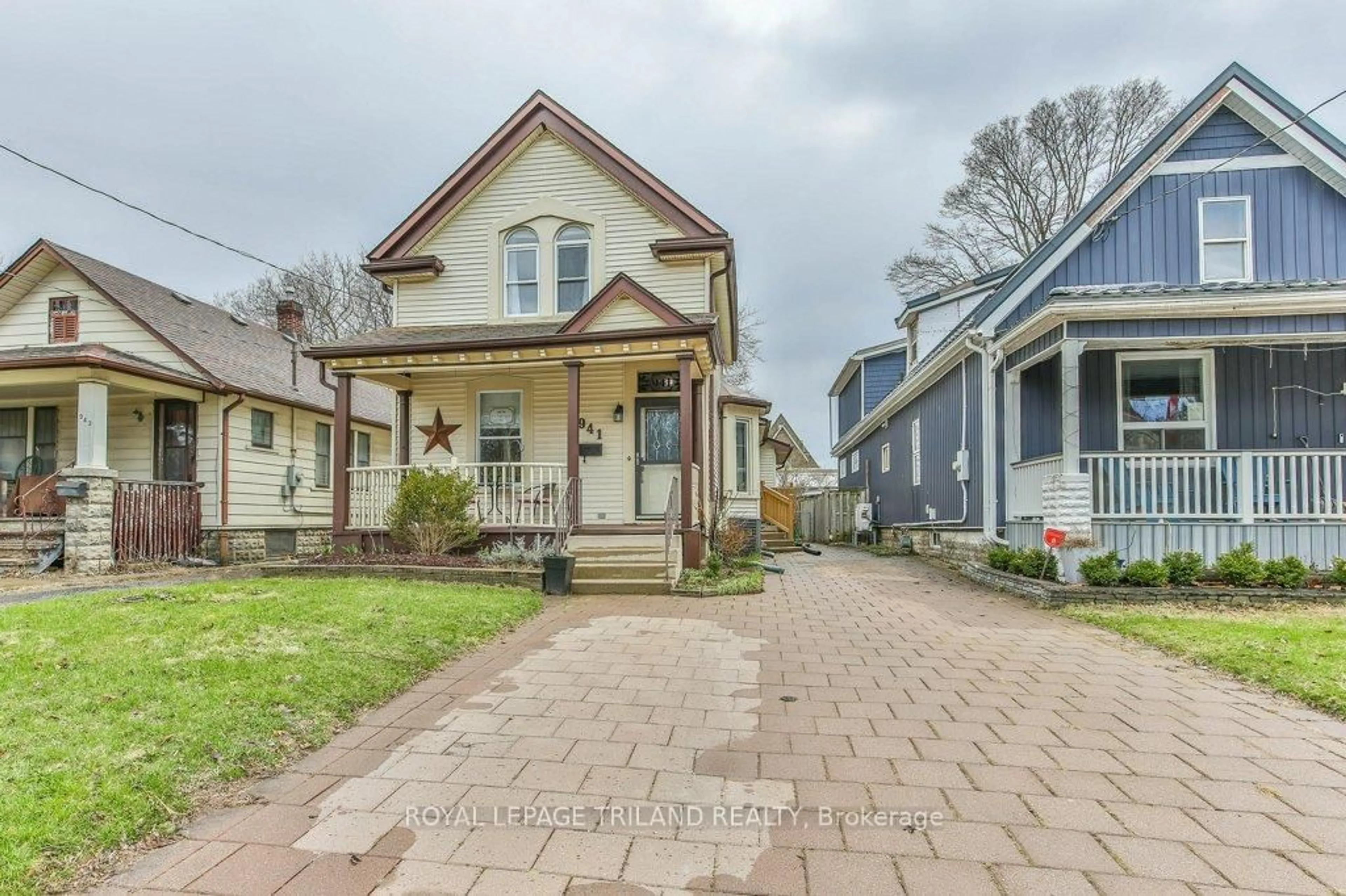 A pic from outside/outdoor area/front of a property/back of a property/a pic from drone, street for 941 QUEENS Ave, London East Ontario N5W 3H9