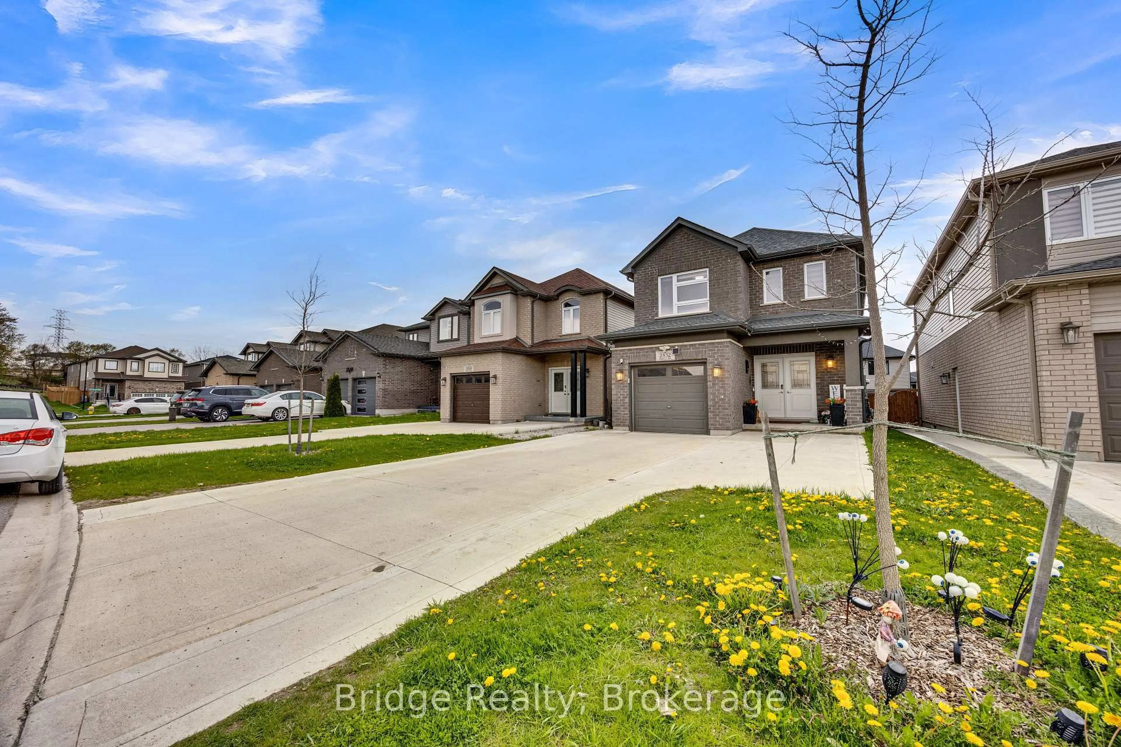 A pic from outside/outdoor area/front of a property/back of a property/a pic from drone, street for 2832 Doyle Dr, London South Ontario N6M 0G7