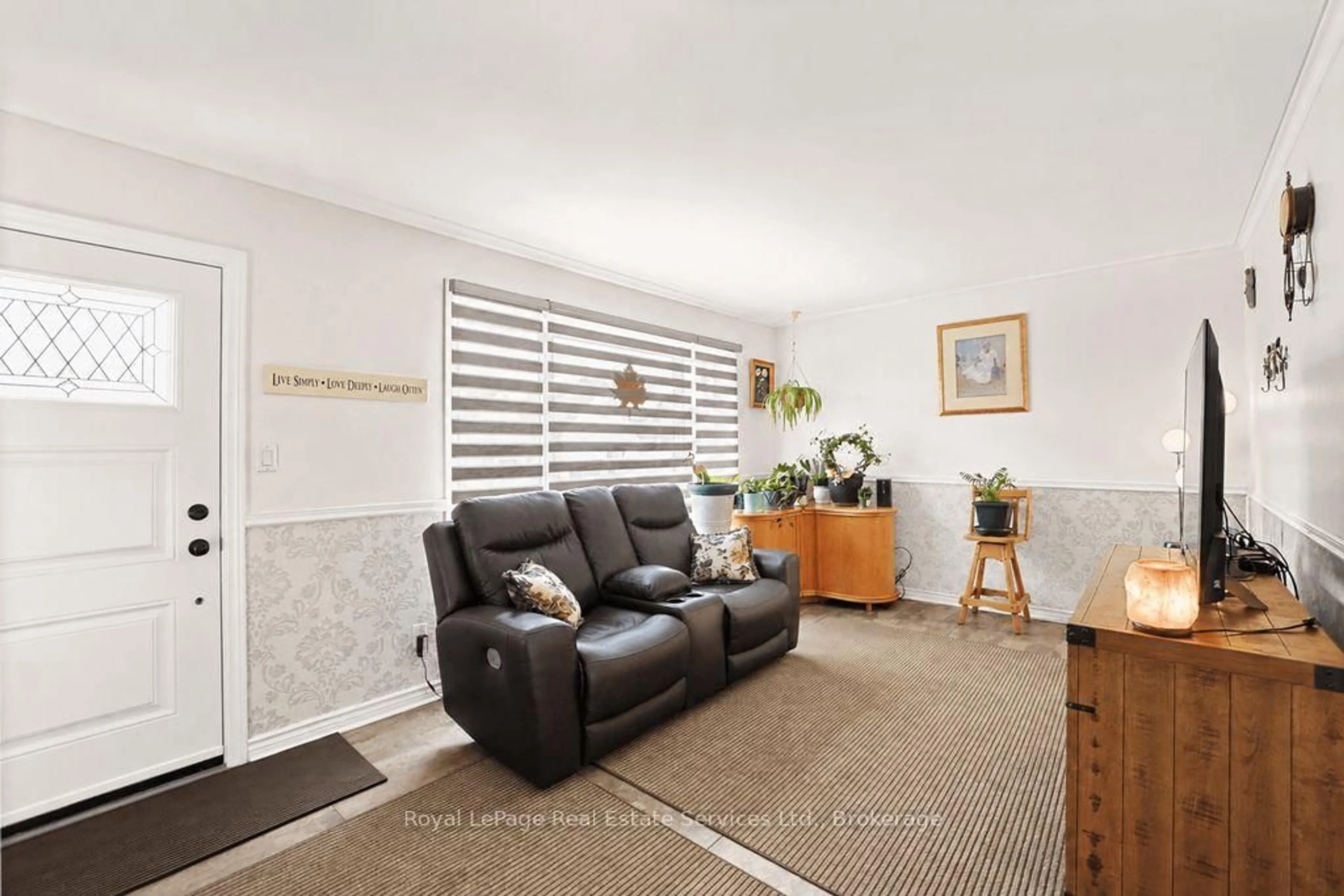 Living room with furniture, unknown for 334 Tragina Ave, Hamilton Ontario L8H 5E3