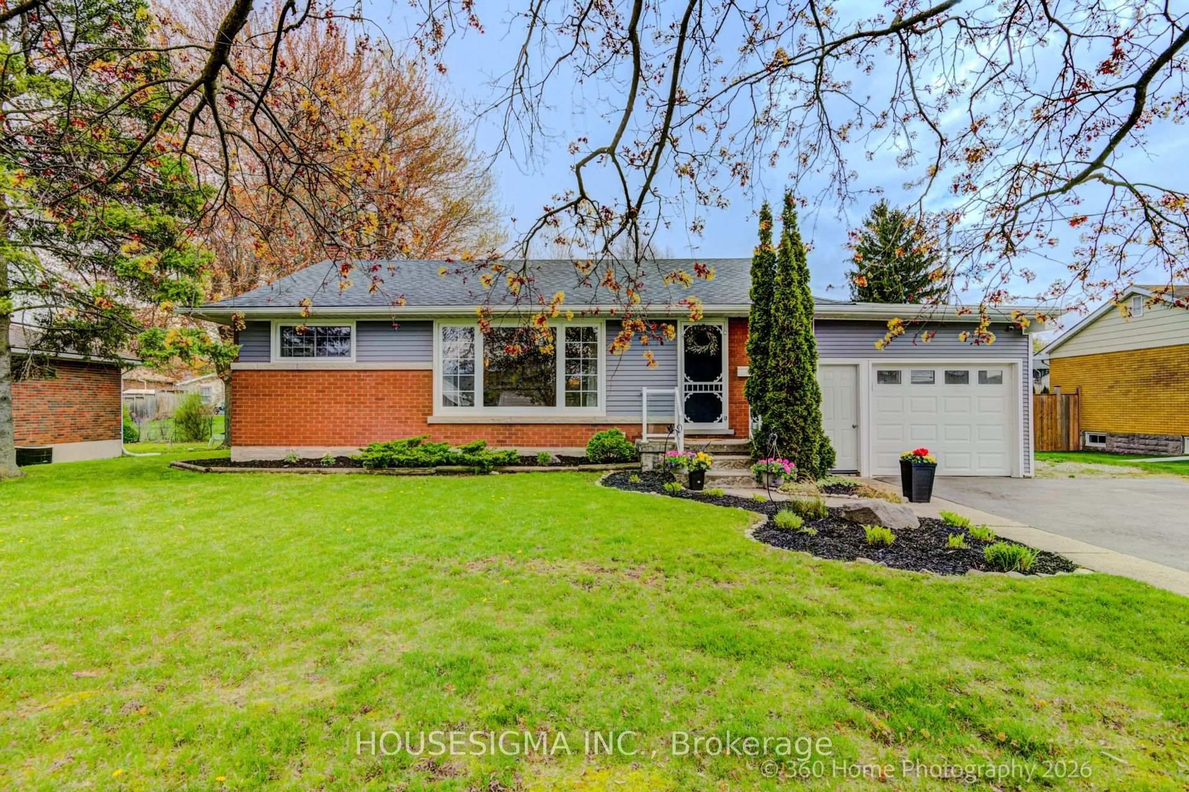 Home with vinyl exterior material, street for 47 Sunset Blvd, Cambridge Ontario N1S 1A8