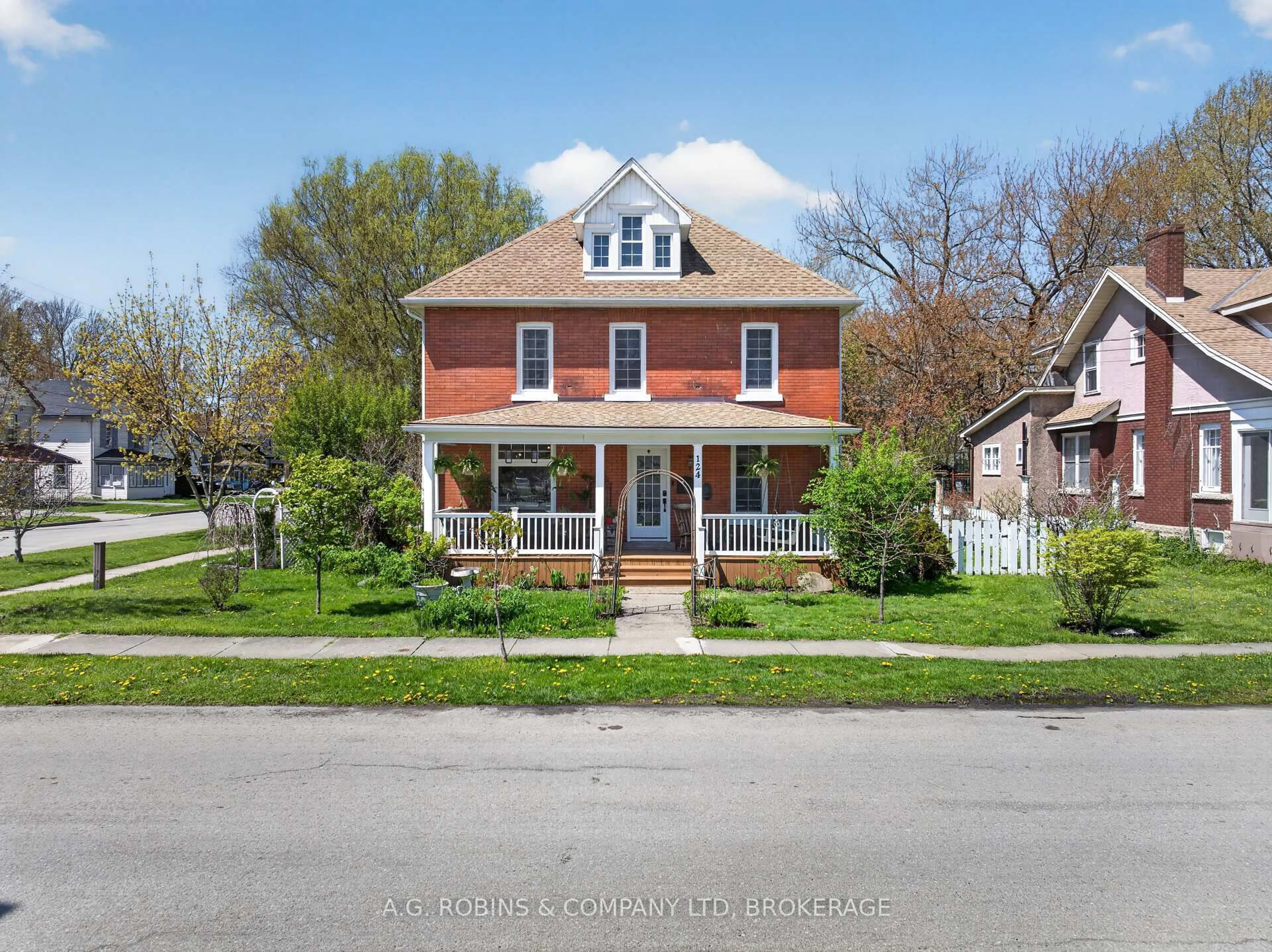 A pic from outside/outdoor area/front of a property/back of a property/a pic from drone, street for 124 Catharine St, Port Colborne Ontario L3K 4K4