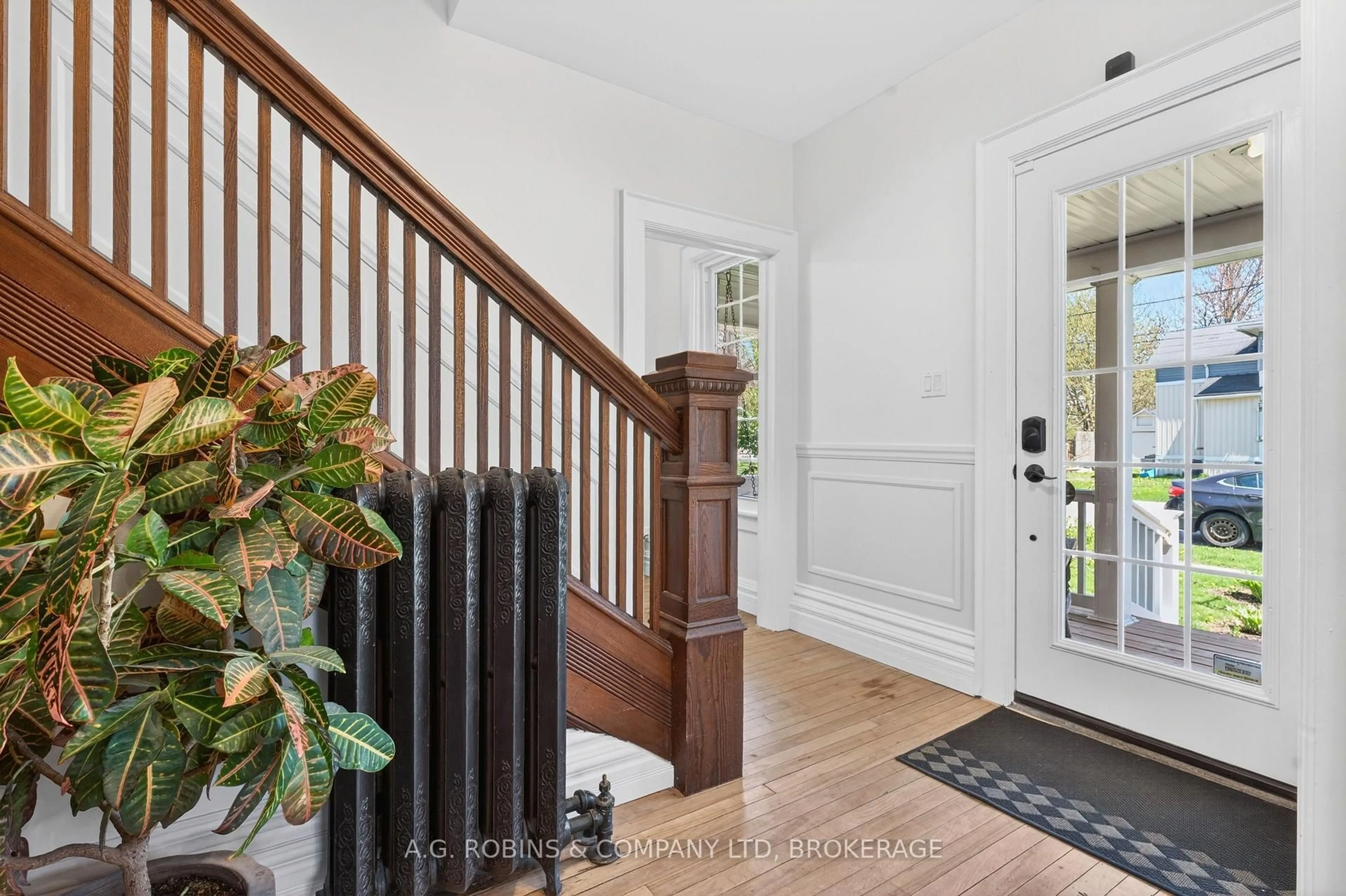 Indoor entryway for 124 Catharine St, Port Colborne Ontario L3K 4K4