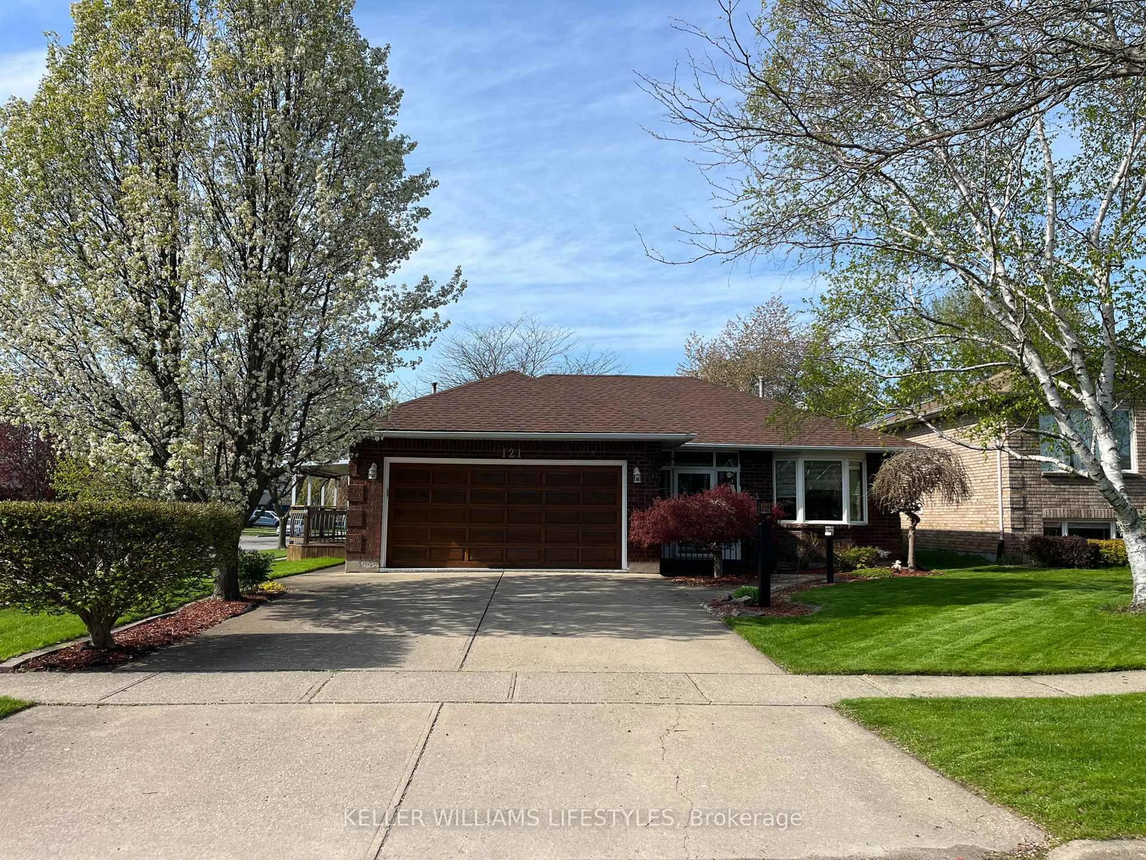 Home with vinyl exterior material, street for 121 CEDARVALE Cres, Welland Ontario L3C 6W6