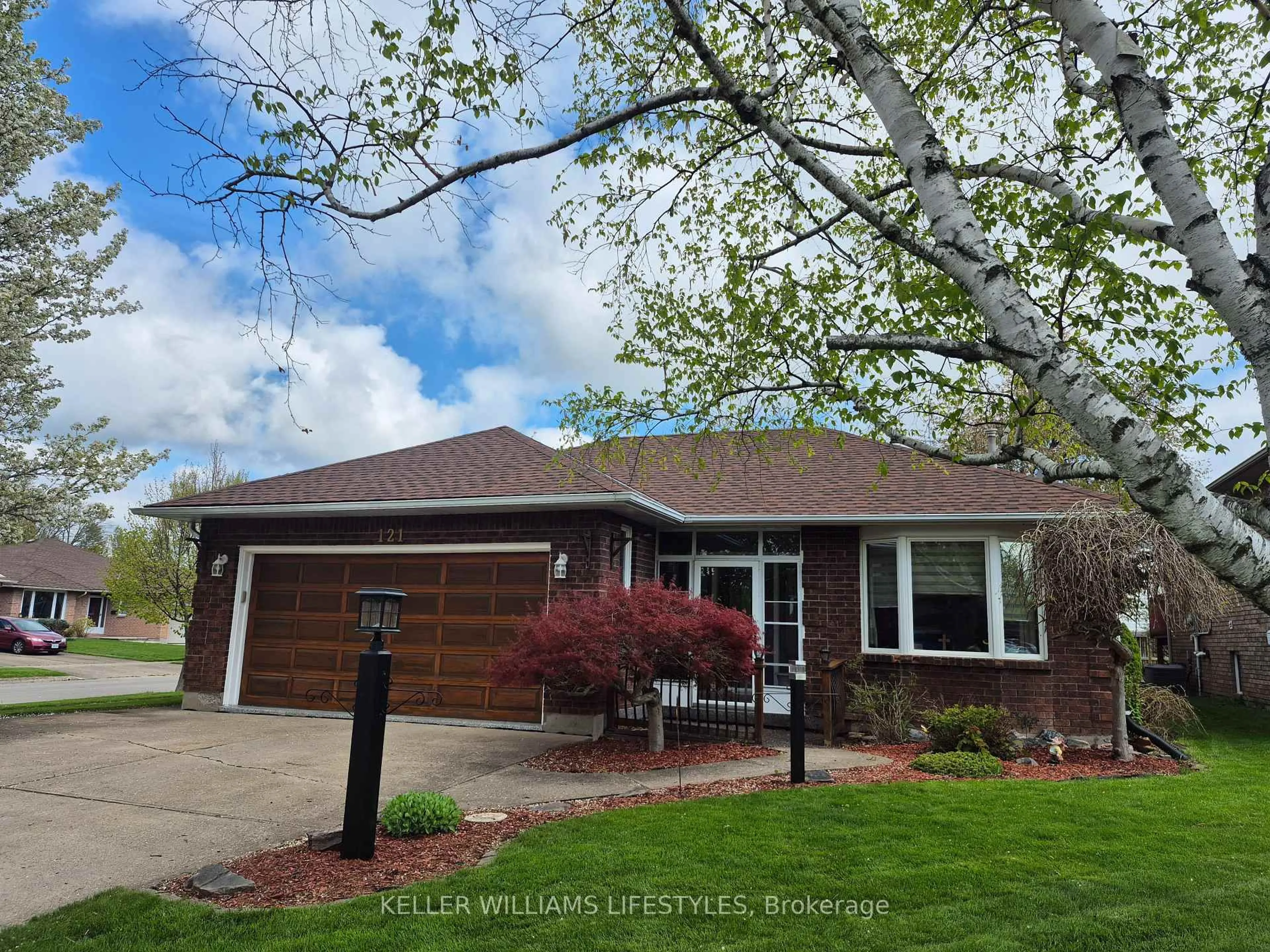 Home with vinyl exterior material, street for 121 CEDARVALE Cres, Welland Ontario L3C 6W6