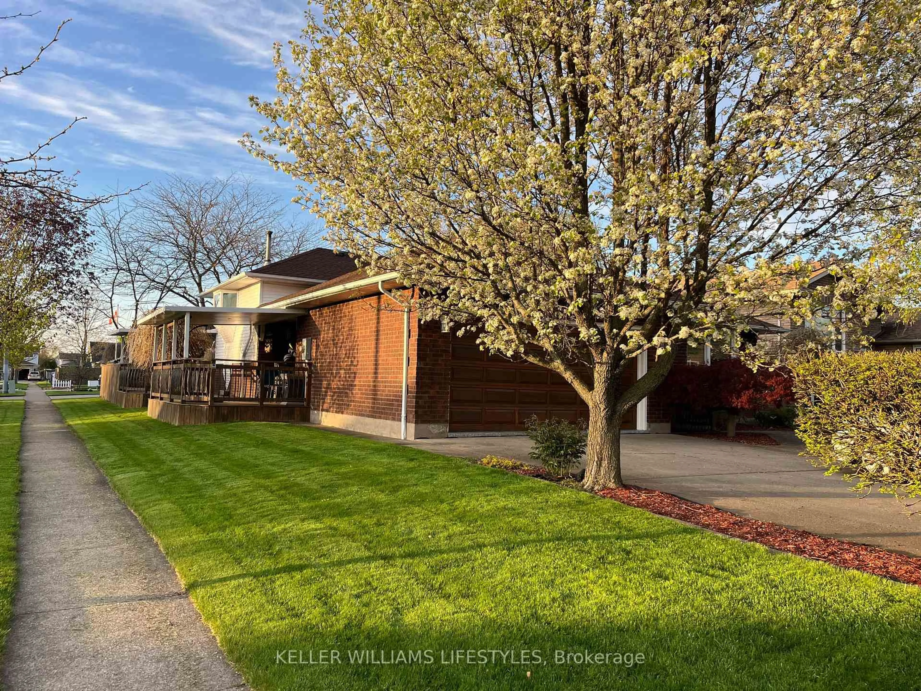 A pic from outside/outdoor area/front of a property/back of a property/a pic from drone, street for 121 CEDARVALE Cres, Welland Ontario L3C 6W6