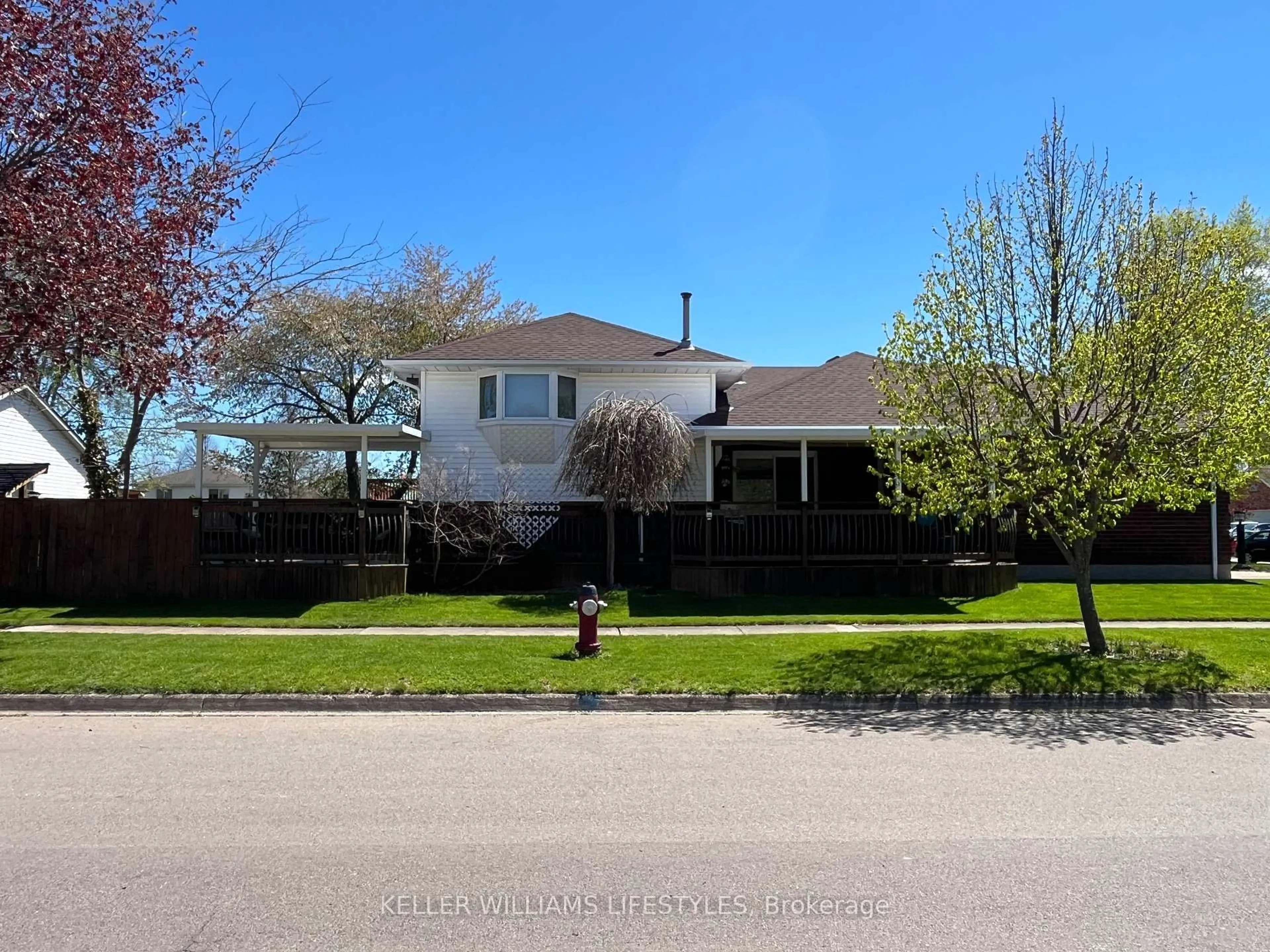 A pic from outside/outdoor area/front of a property/back of a property/a pic from drone, street for 121 CEDARVALE Cres, Welland Ontario L3C 6W6