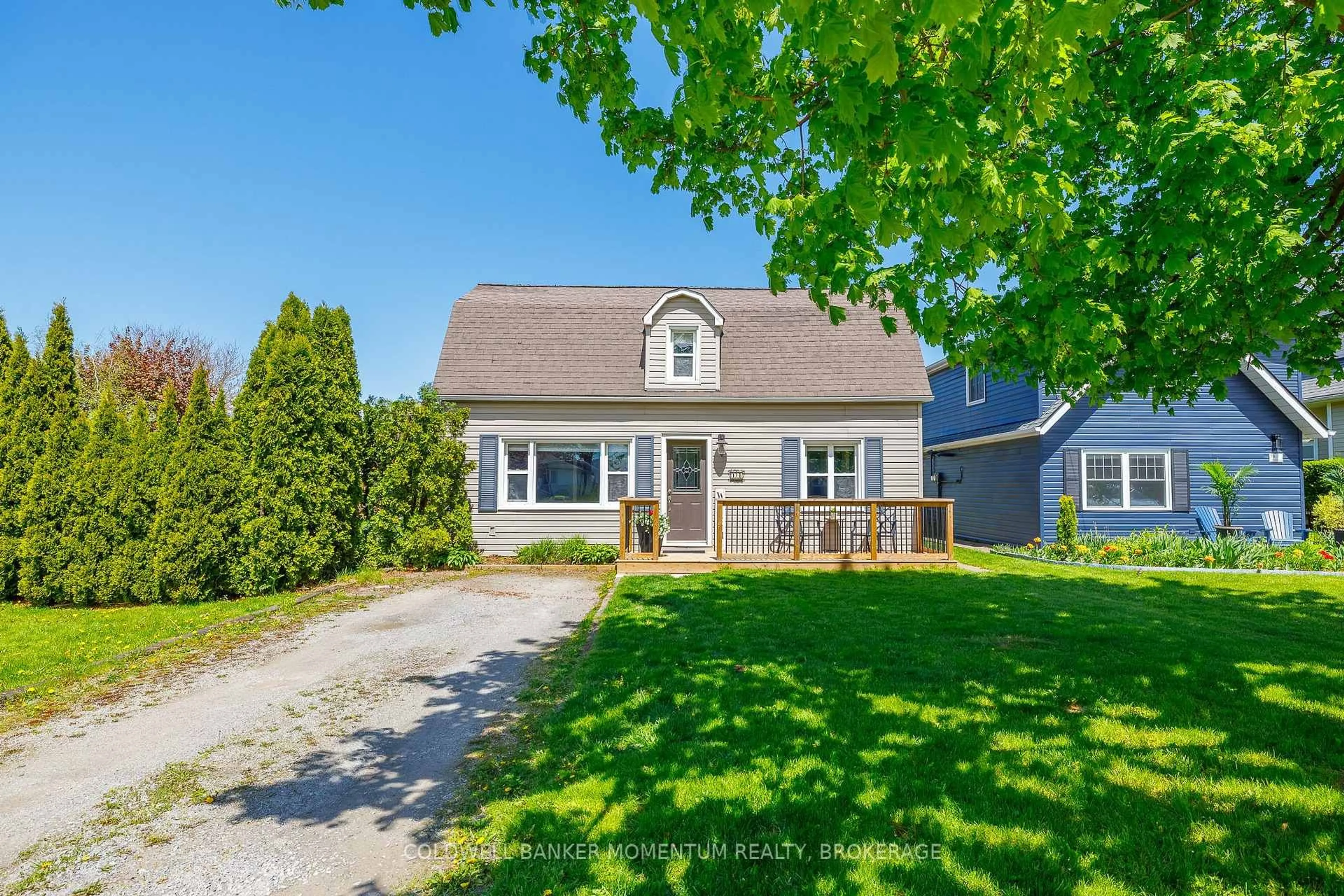 Home with vinyl exterior material, street for 14 Lorraine St, Niagara-on-the-Lake Ontario L0S 1T0