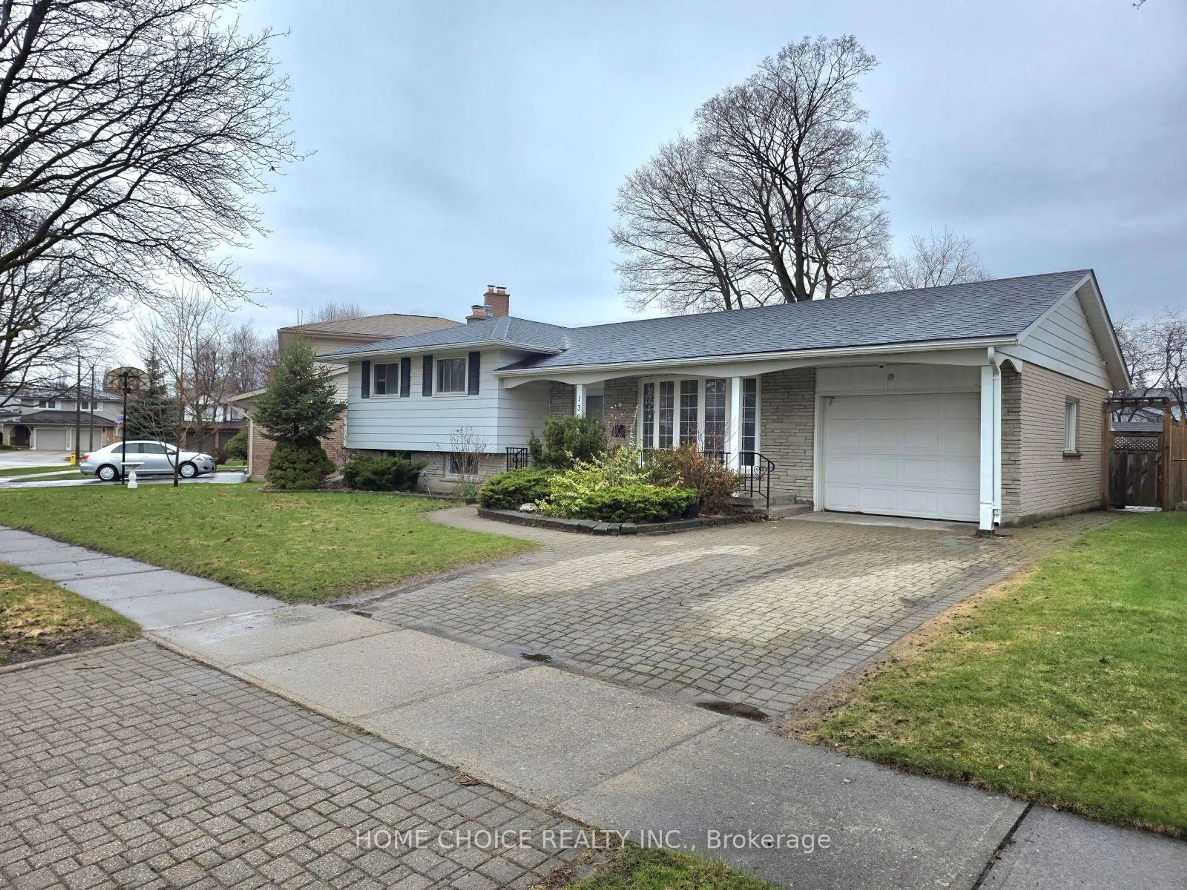 A pic from outside/outdoor area/front of a property/back of a property/a pic from drone, street for 130 Champlain Cres, Kitchener Ontario N2B 2Y6