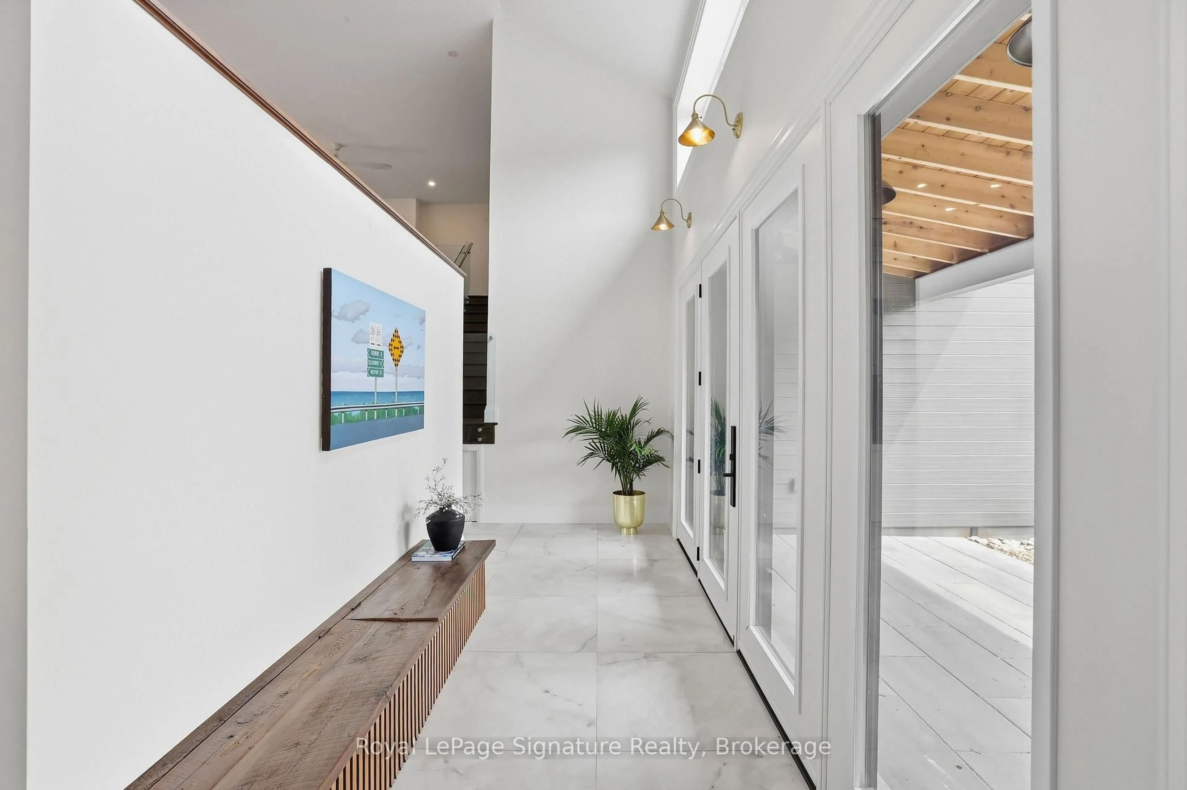 Indoor entryway for 118 Timber Lane, Blue Mountains Ontario N0H 2P0