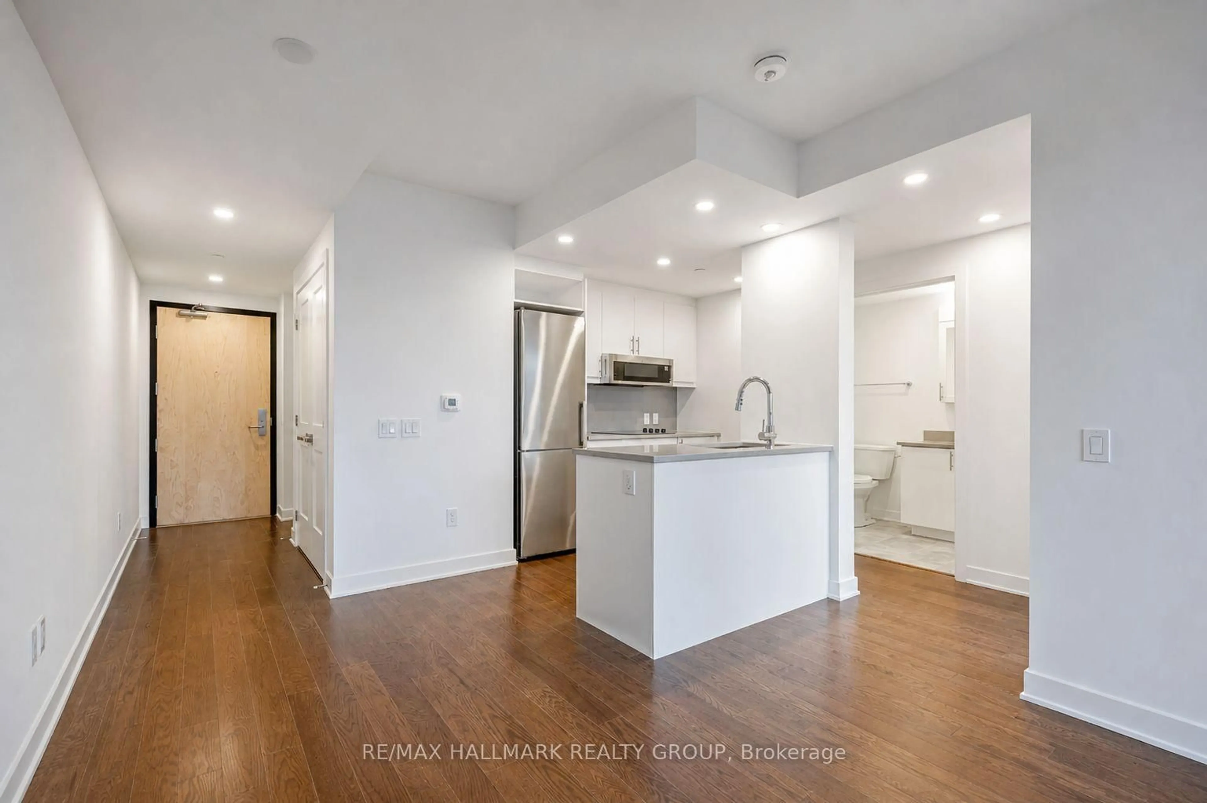 Open concept kitchen, wood/laminate floor for 340 Queen St #1502, Ottawa Ontario K1R 0G1