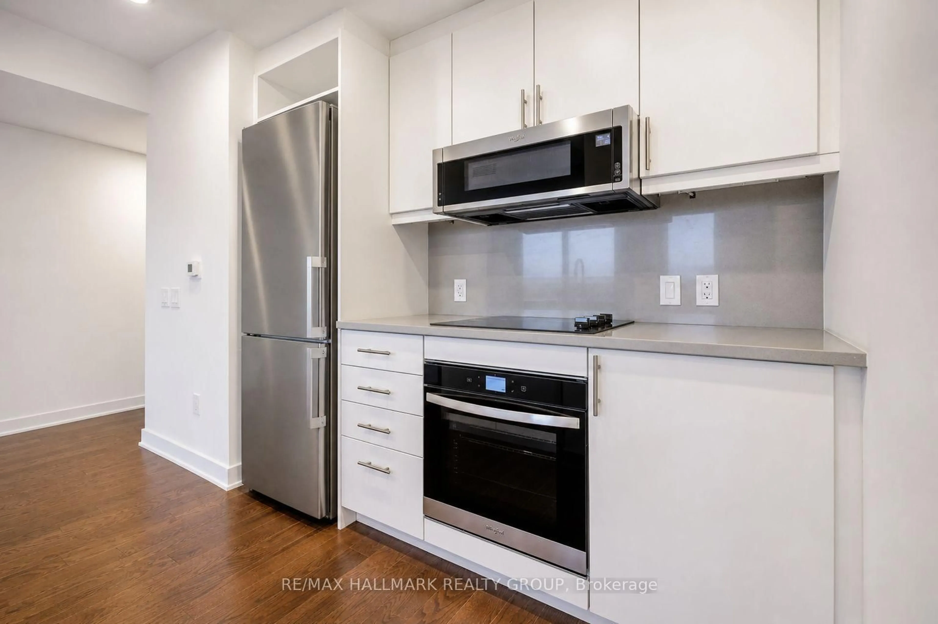 Standard kitchen, wood/laminate floor for 340 Queen St #1502, Ottawa Ontario K1R 0G1