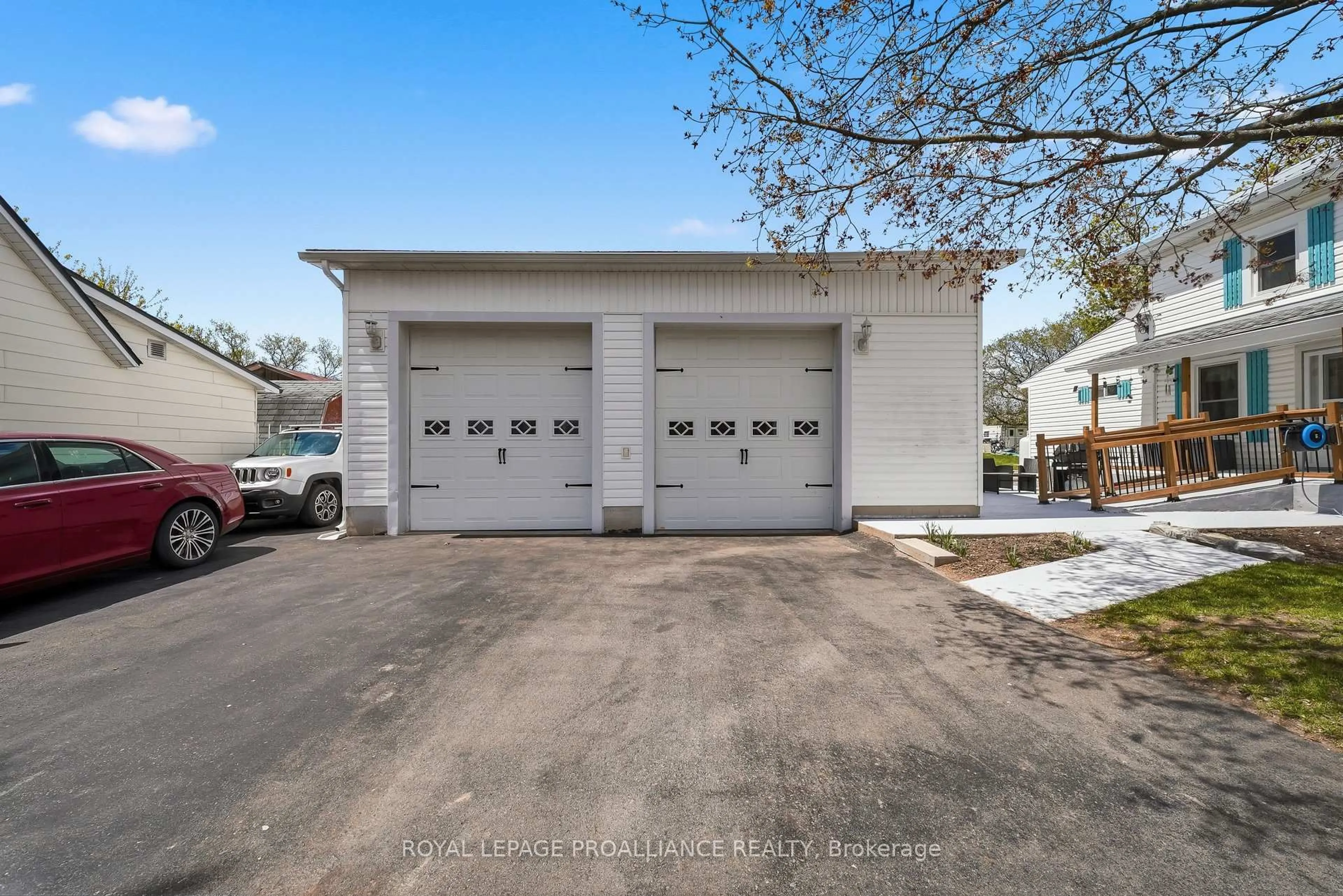 Indoor garage for 4343 Notre Dame St, Harrowsmith Ontario K0H 1V0