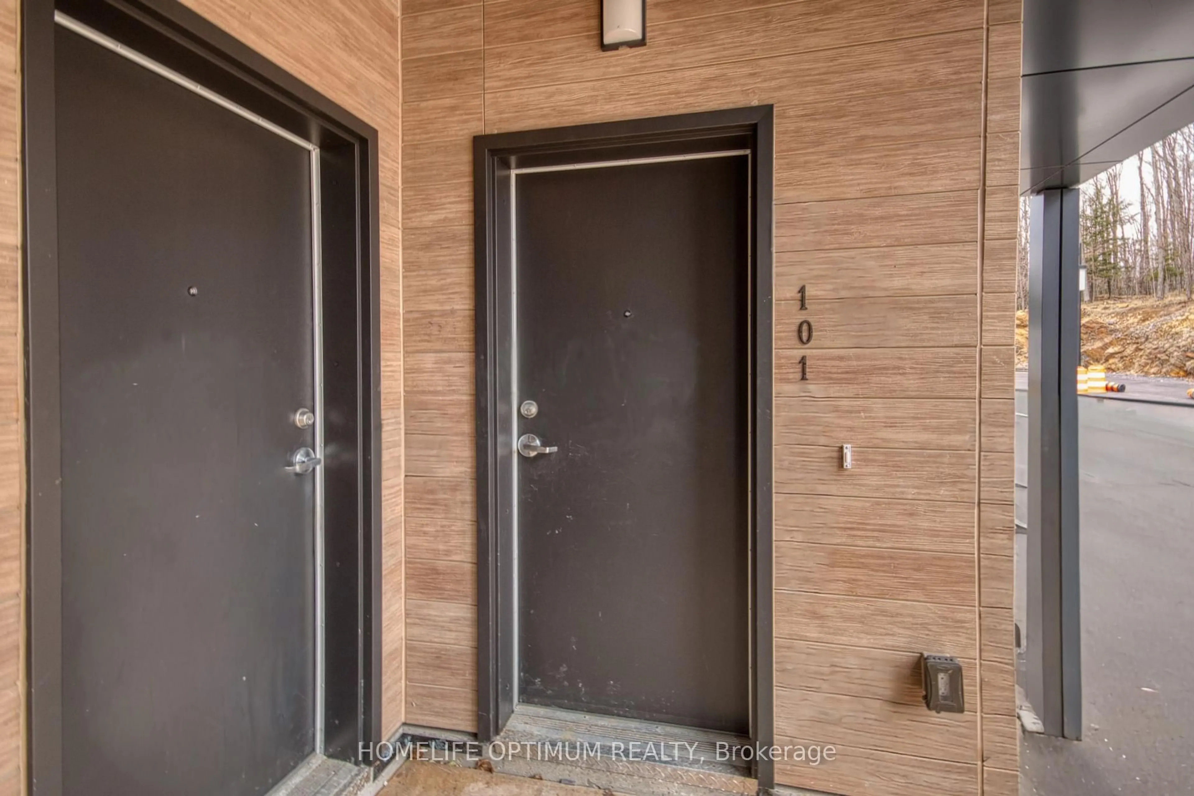 Indoor foyer for 6 Suncrest Lane #101, Huntsville Ontario P1H 0K3