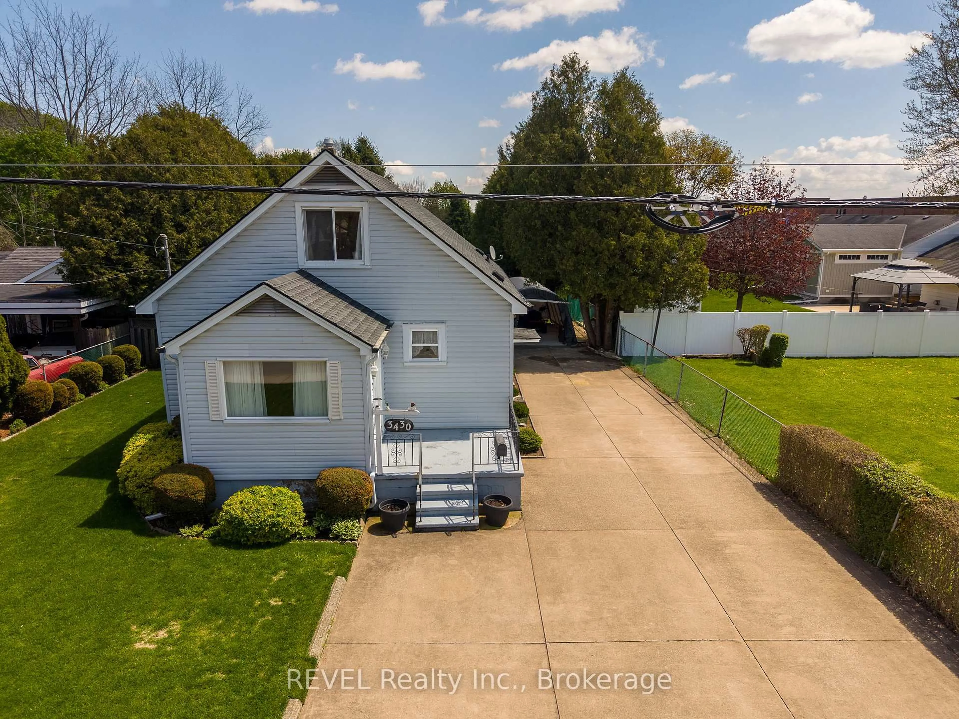 A pic from outside/outdoor area/front of a property/back of a property/a pic from drone, street for 3430 Saint George Ave, Niagara Falls Ontario L2J 2P8