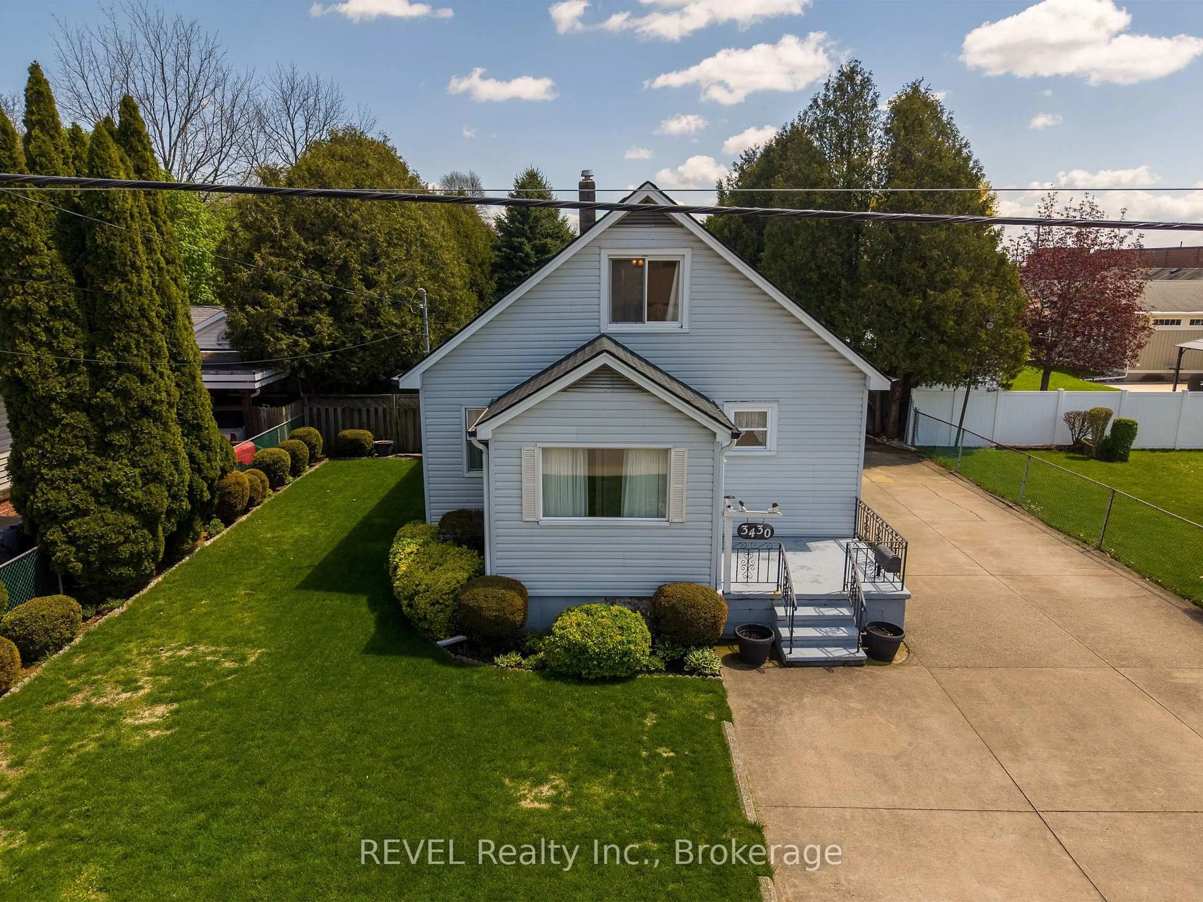 A pic from outside/outdoor area/front of a property/back of a property/a pic from drone, street for 3430 Saint George Ave, Niagara Falls Ontario L2J 2P8