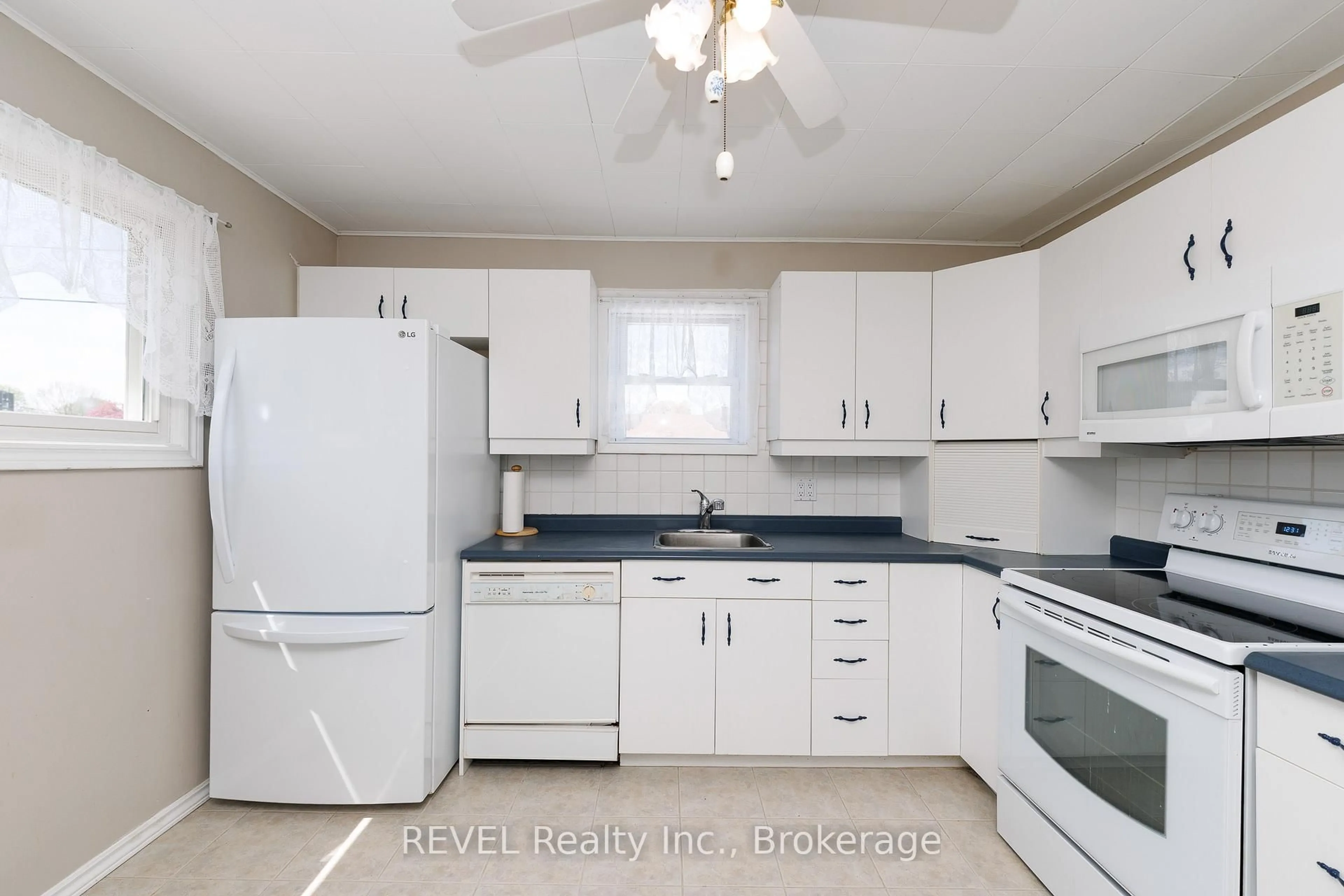 Standard kitchen, unknown for 3430 Saint George Ave, Niagara Falls Ontario L2J 2P8