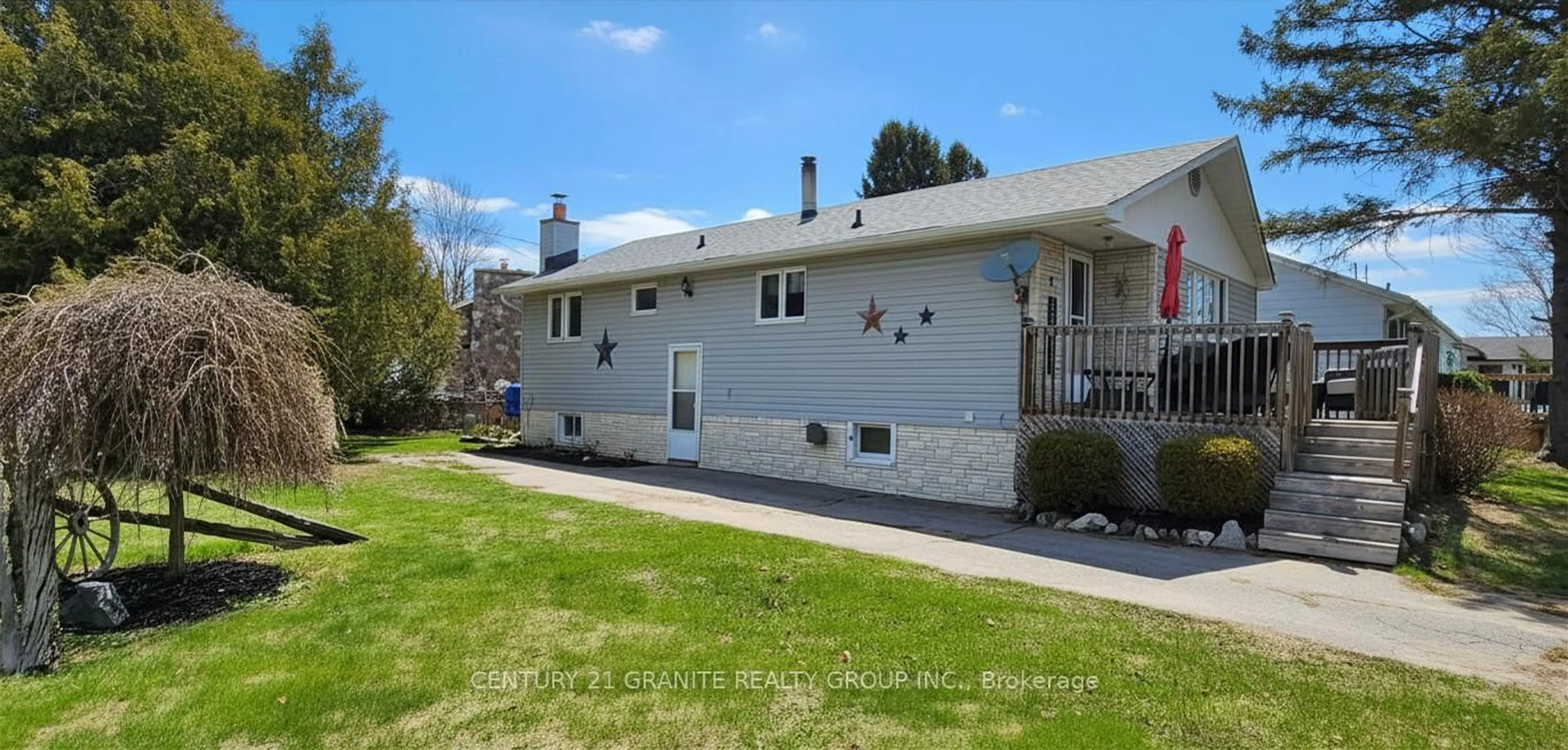 Home with vinyl exterior material, unknown for 2 Hemlock St, Highlands East Ontario K0L 1M0