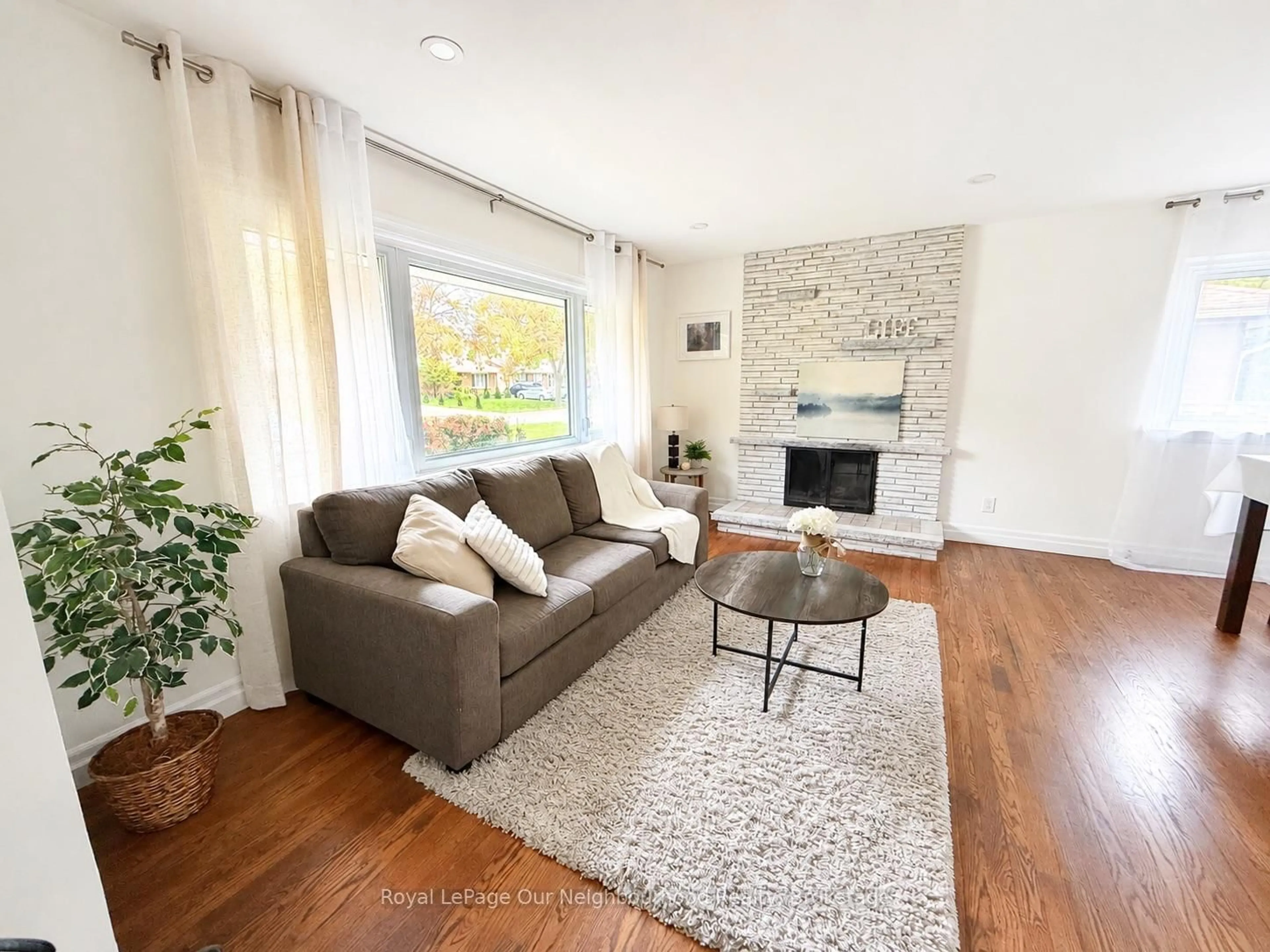 Living room with furniture, unknown for 442 Scenic Dr, London South Ontario N5Z 3A8