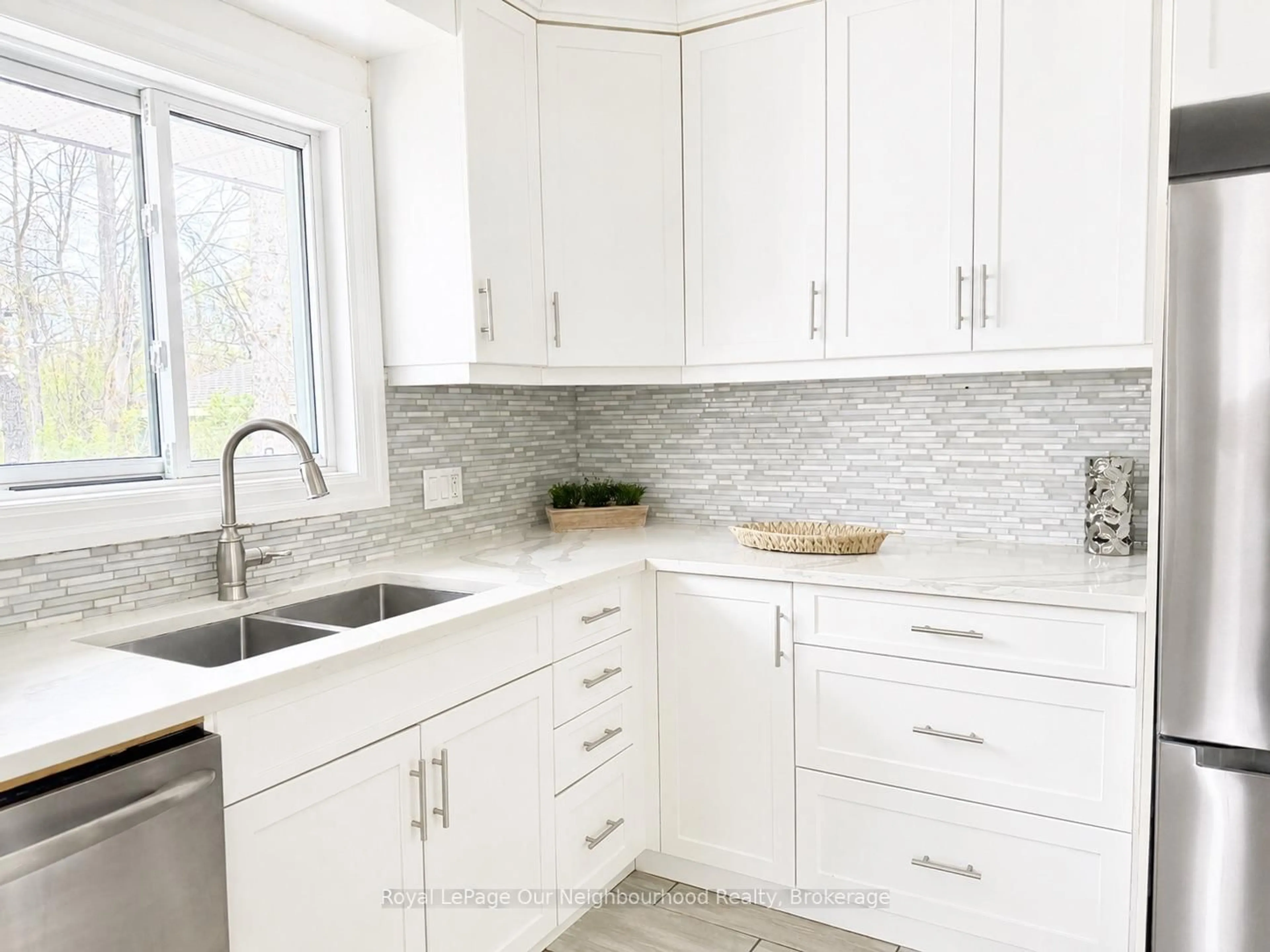 Contemporary kitchen, ceramic/tile floor for 442 Scenic Dr, London South Ontario N5Z 3A8