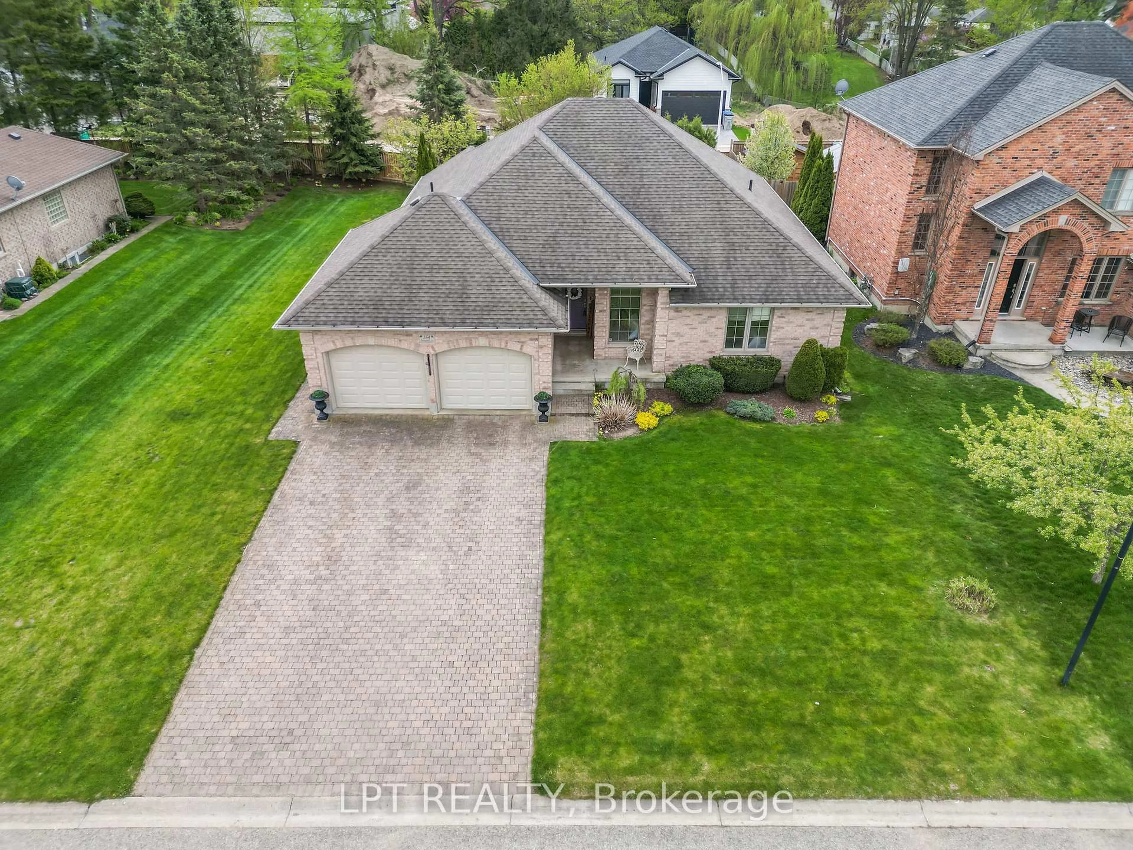 A pic from outside/outdoor area/front of a property/back of a property/a pic from drone, street for 164 Abagail St, Strathroy-Caradoc Ontario N7G 4H4