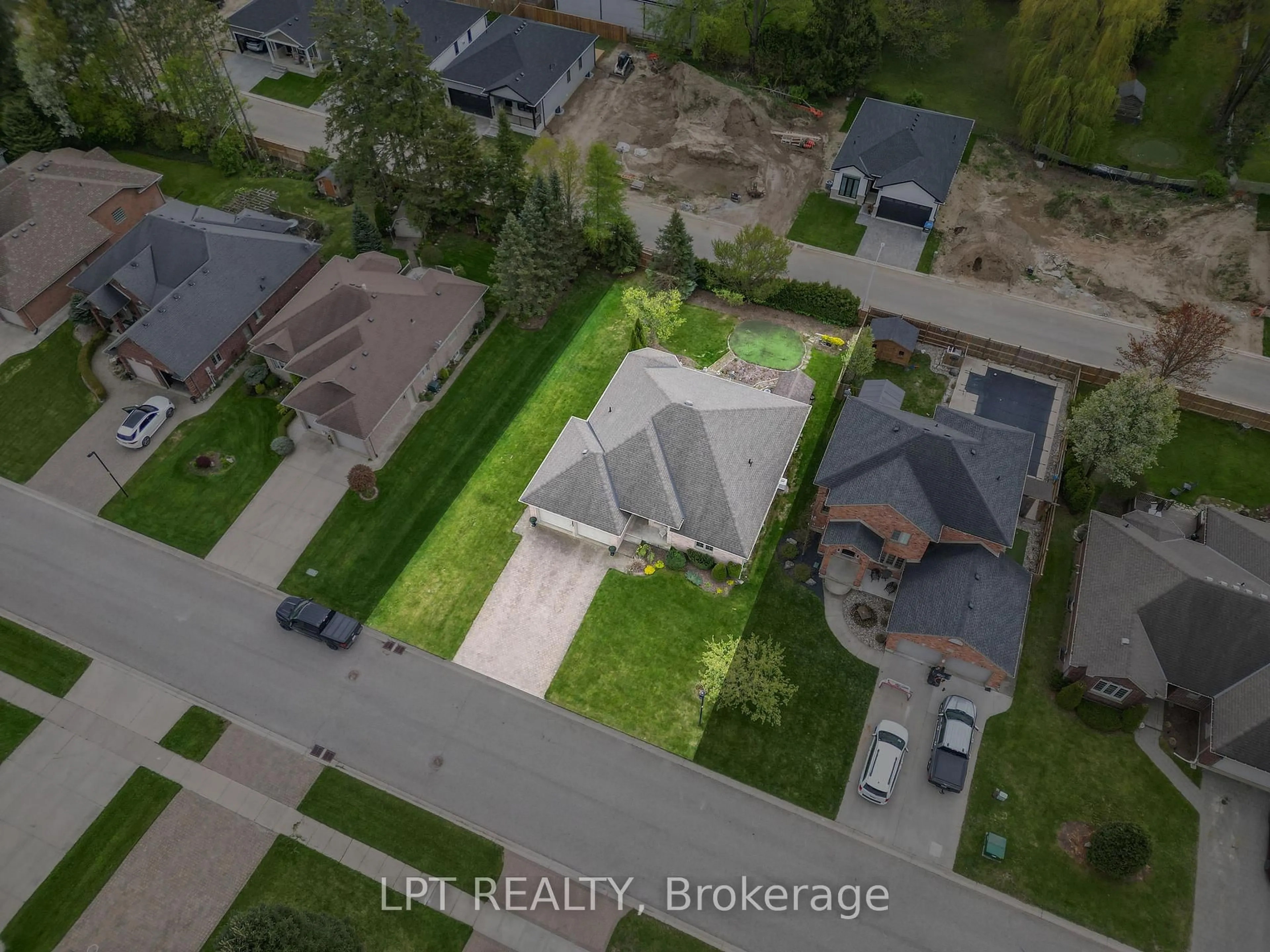 A pic from outside/outdoor area/front of a property/back of a property/a pic from drone, street for 164 Abagail St, Strathroy-Caradoc Ontario N7G 4H4