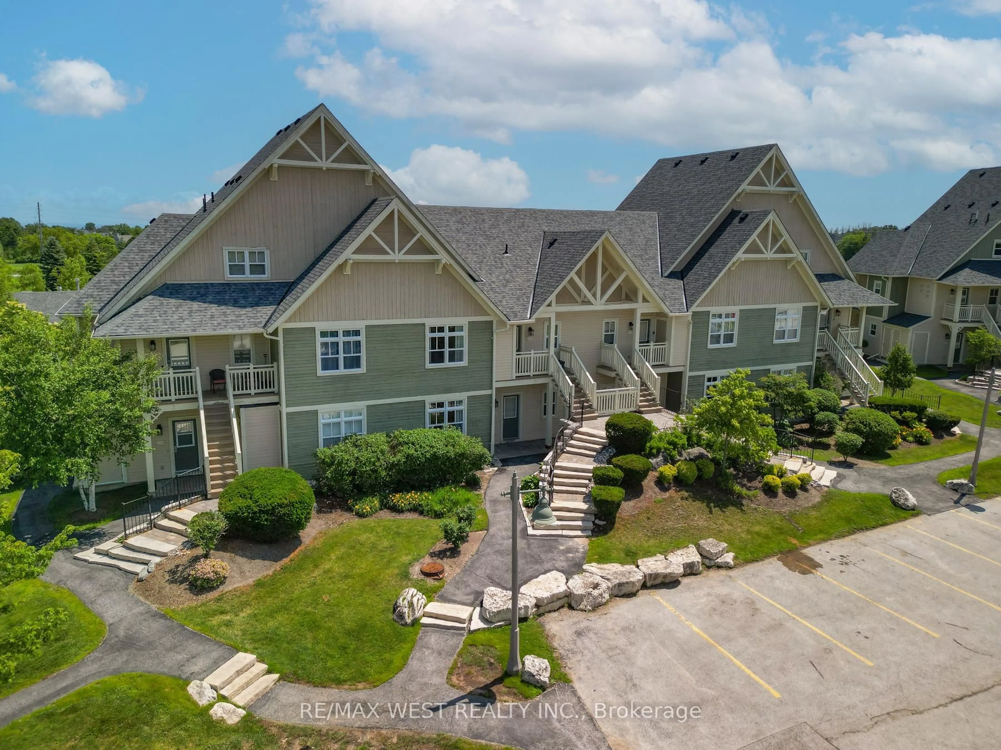 A pic from outside/outdoor area/front of a property/back of a property/a pic from drone, unknown for 125 Fairway Crt #117, Blue Mountains Ontario L9Y 0P8
