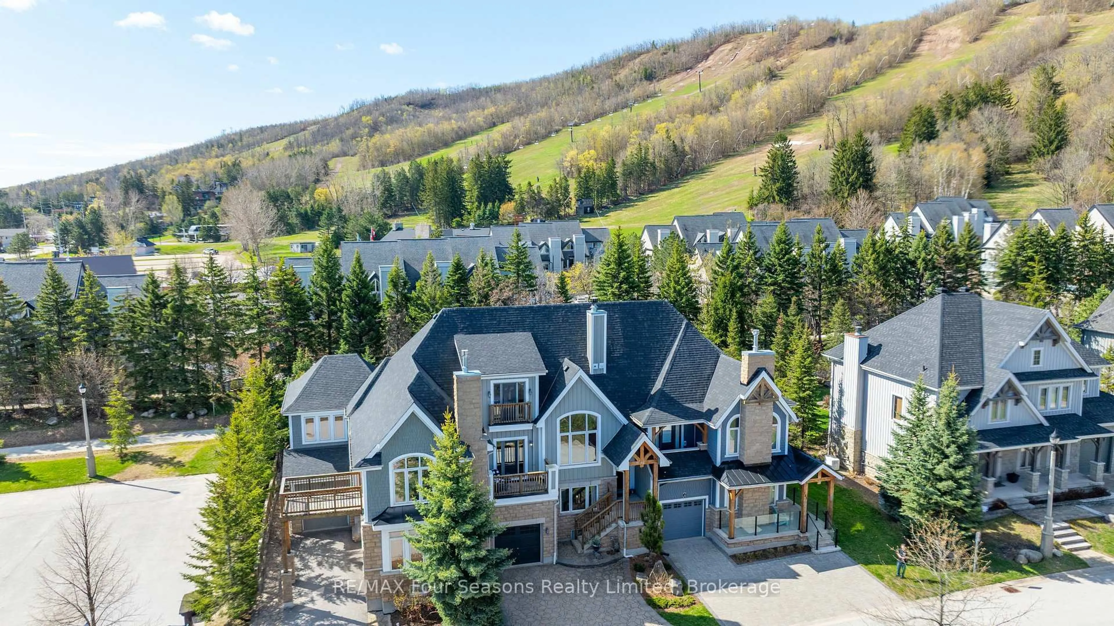 A pic from outside/outdoor area/front of a property/back of a property/a pic from drone, mountain view for 141 Venture Blvd, Blue Mountains Ontario L9Y 0B5