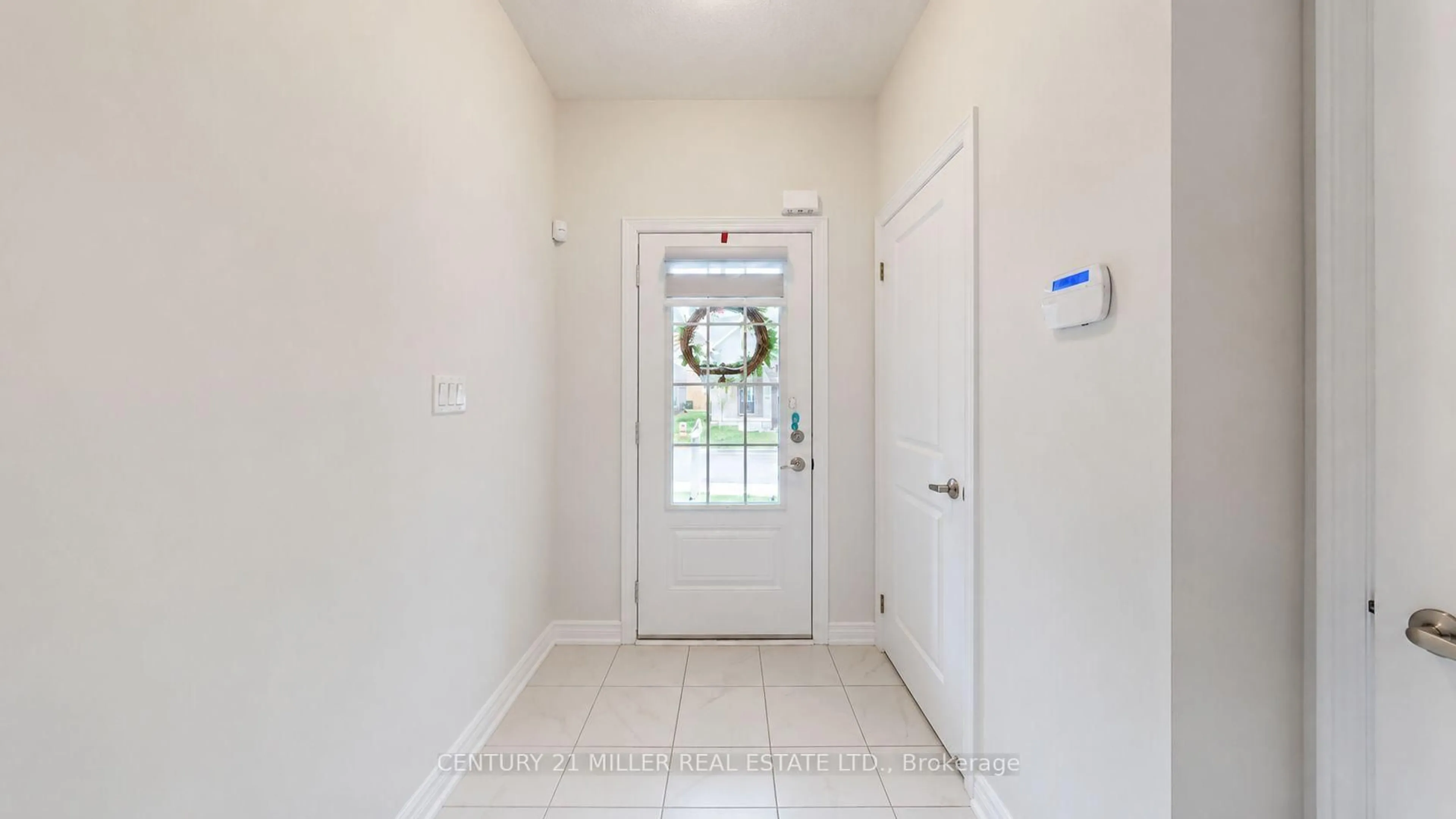 Indoor entryway for 10 Linden Park Lane, Hamilton Ontario L9A 1Y1