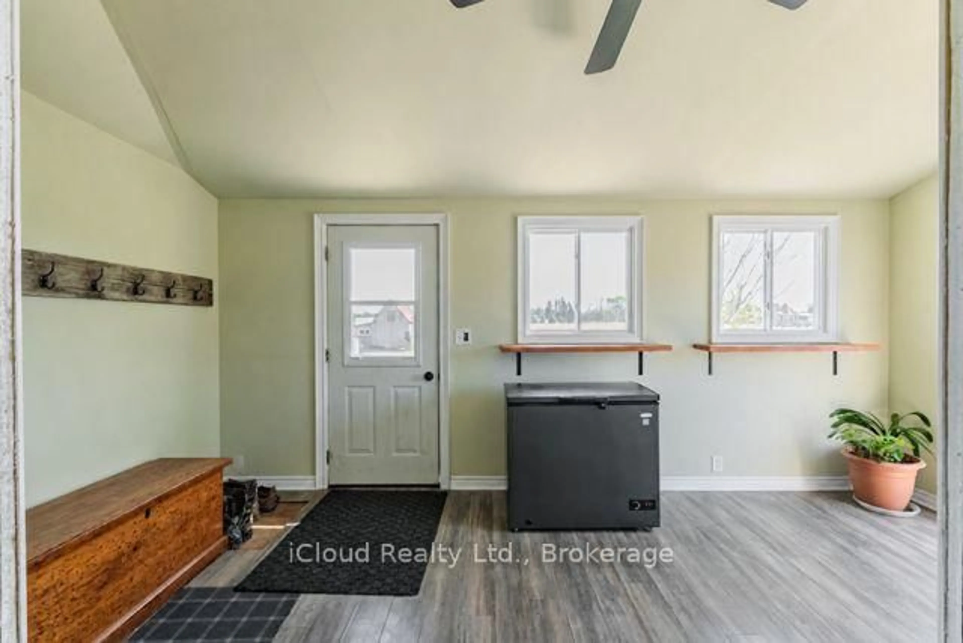 Indoor entryway for 11 Concession 7 Townsend Rd, Norfolk Ontario N0E 1Y0