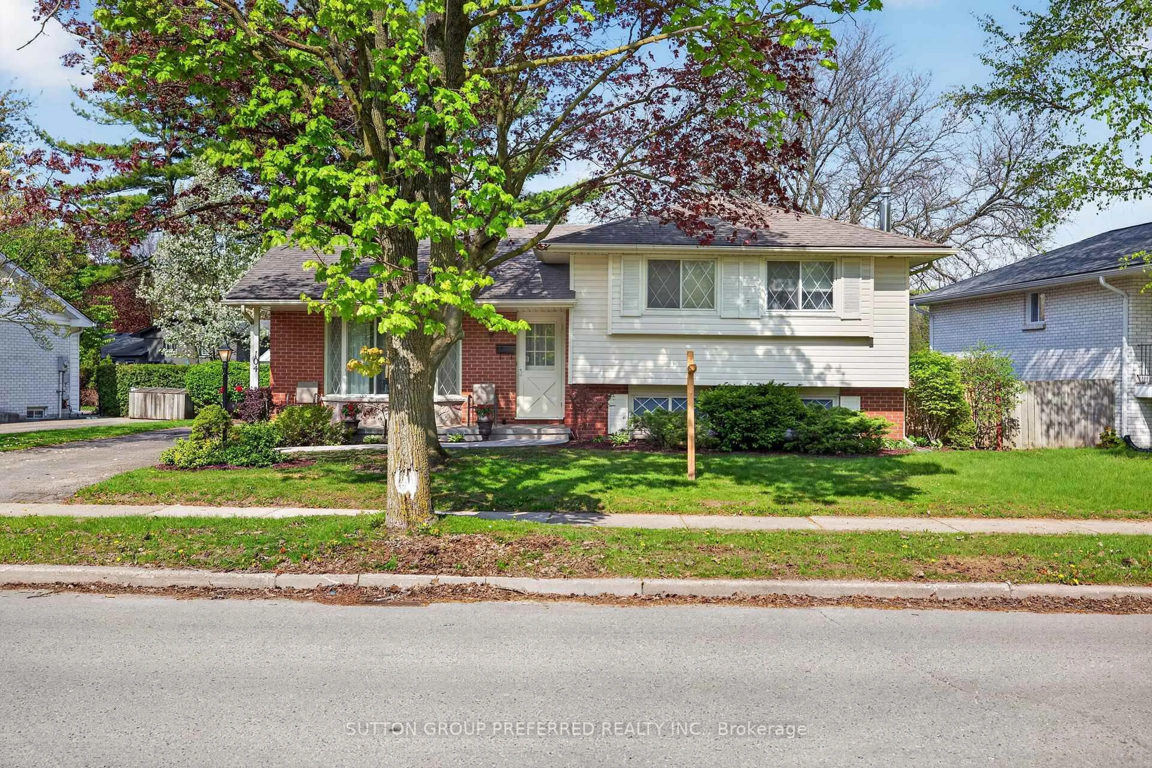 Home with brick exterior material, street for 104 Mclean Dr, London North Ontario N5X 1Y5