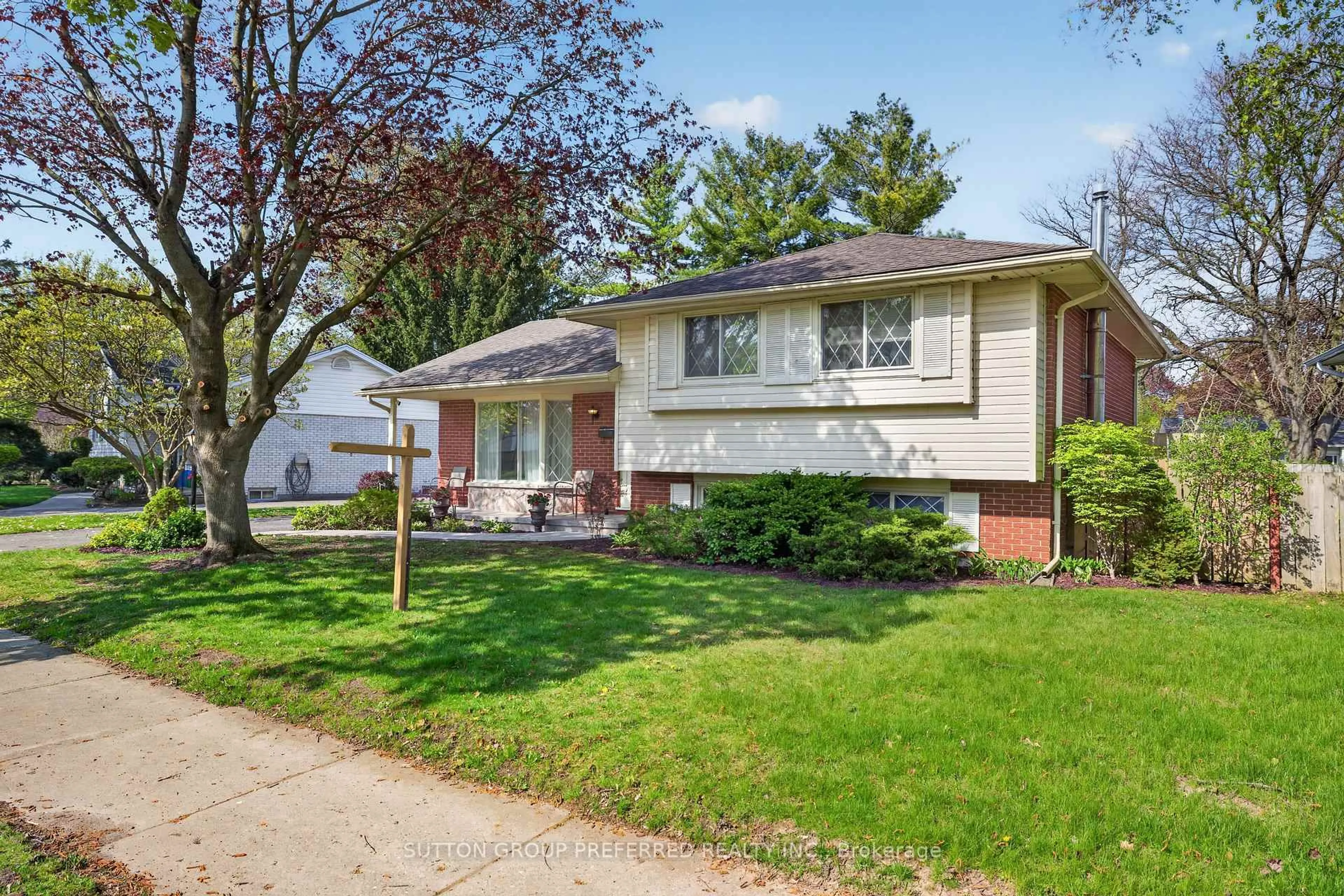 Home with vinyl exterior material, street for 104 Mclean Dr, London North Ontario N5X 1Y5