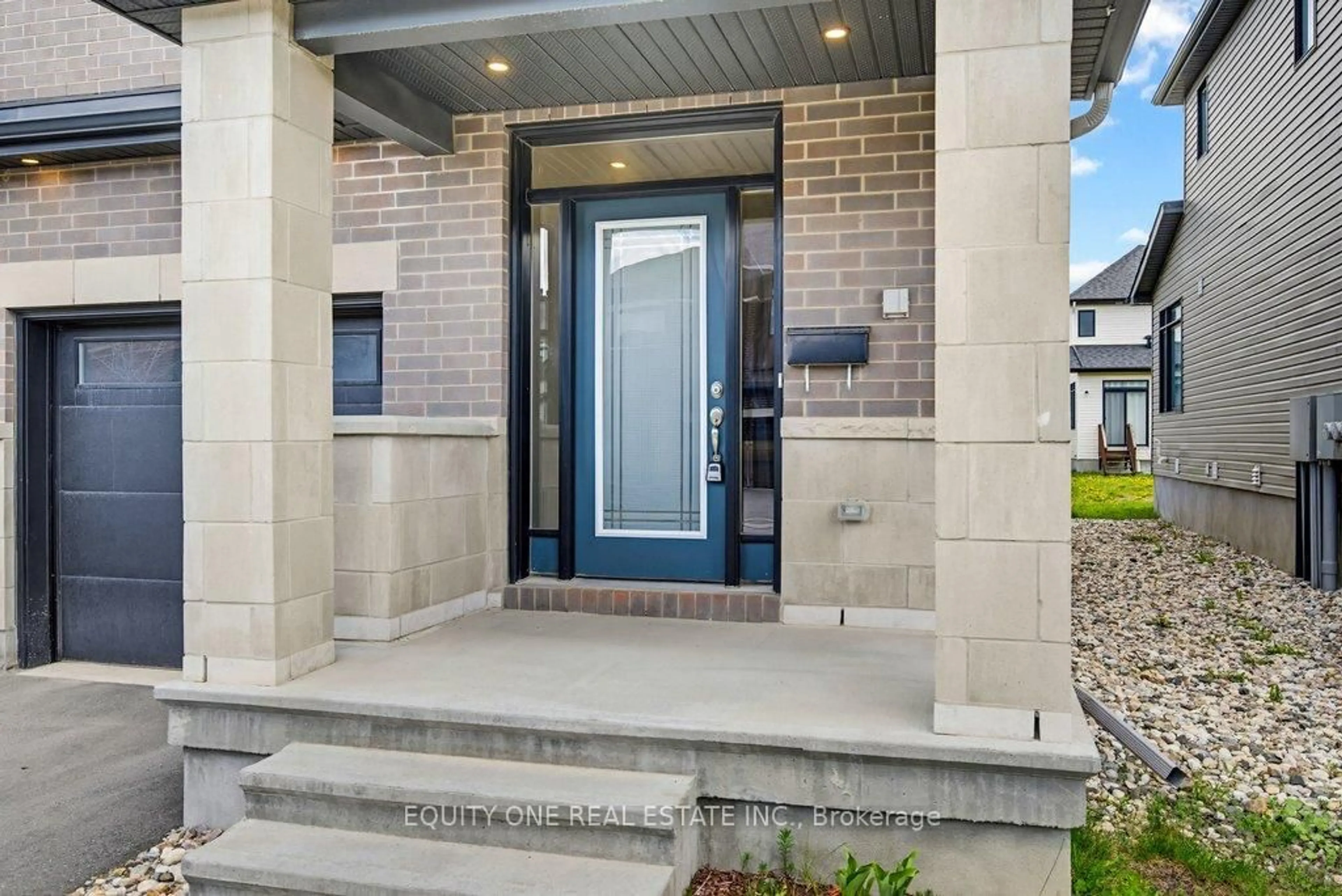 Indoor entryway for 2033 Allegrini Terr, Ottawa Ontario K2S 2S7