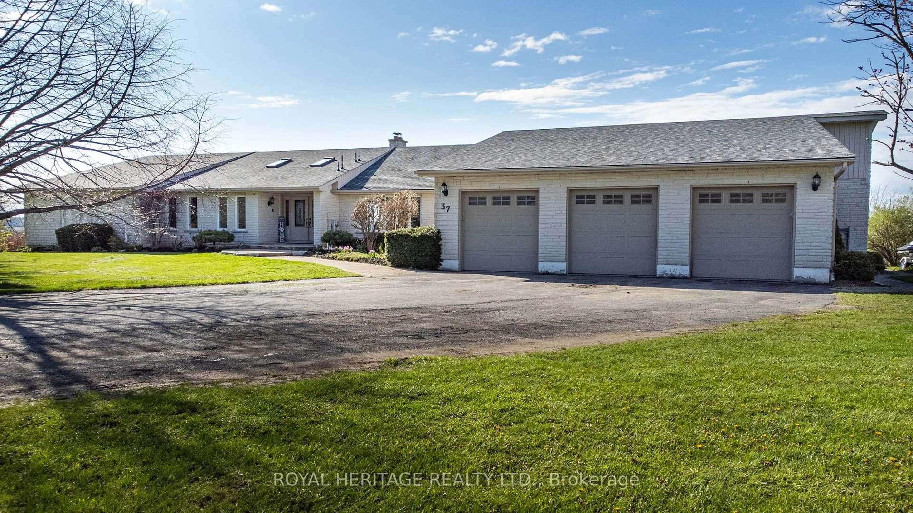 A pic from outside/outdoor area/front of a property/back of a property/a pic from drone, street for 37 Forest Hill Dr, Hamilton Township Ontario K9A 0W3