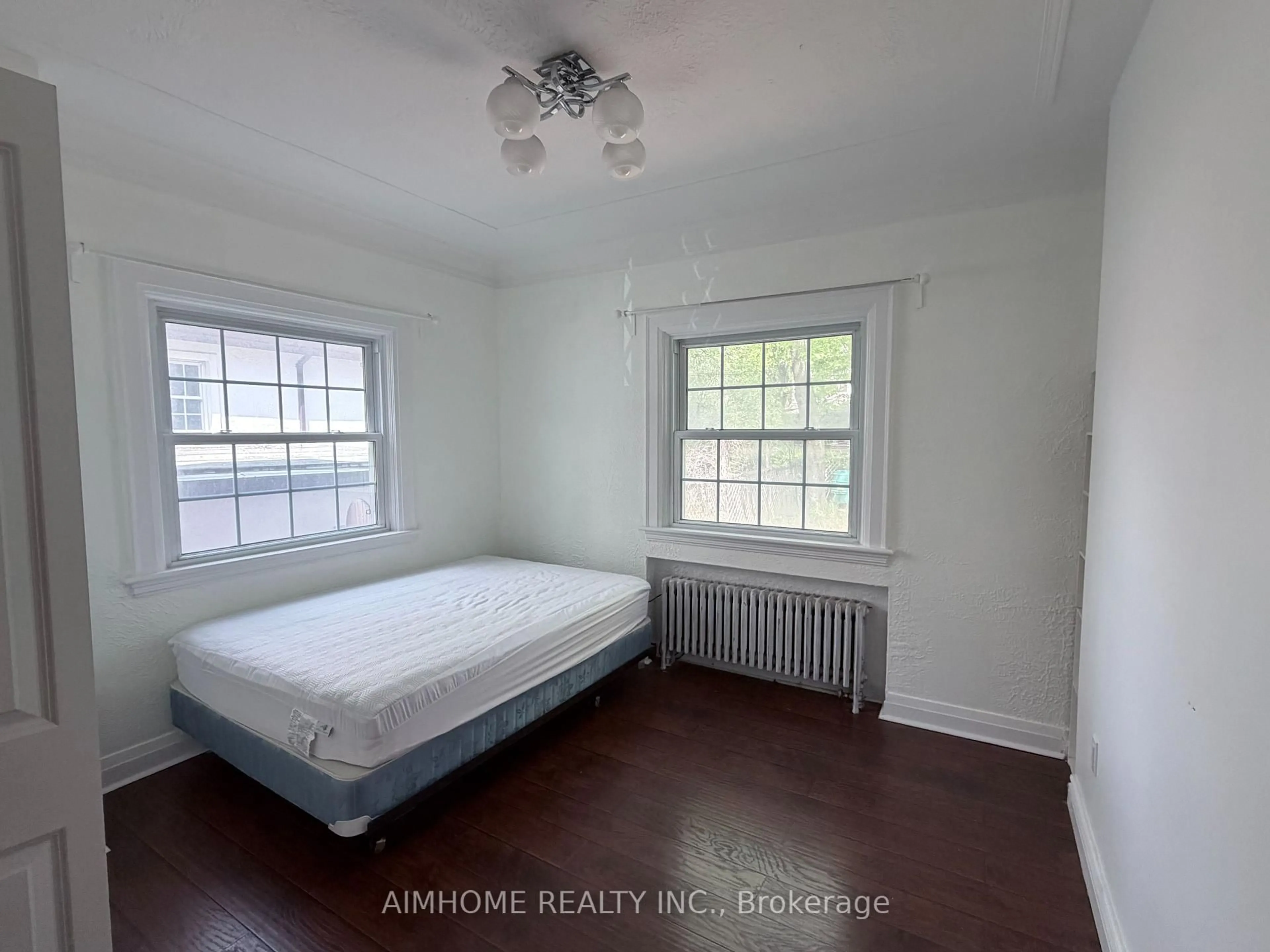 A pic of a room for 110 Traymore Ave, Hamilton Ontario L8S 1R7