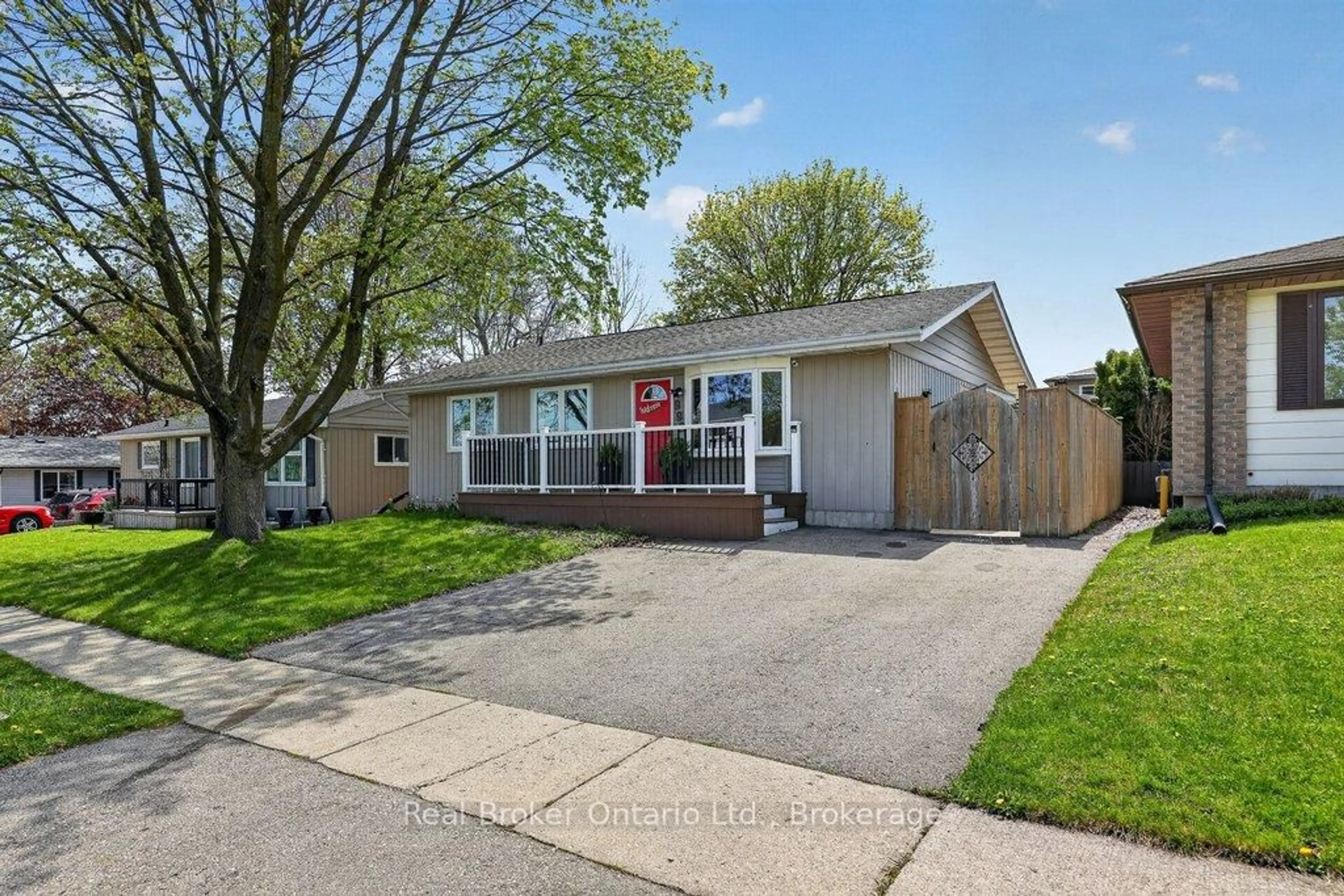 Home with vinyl exterior material, street for 992 Alice St, Woodstock Ontario N4S 8A9