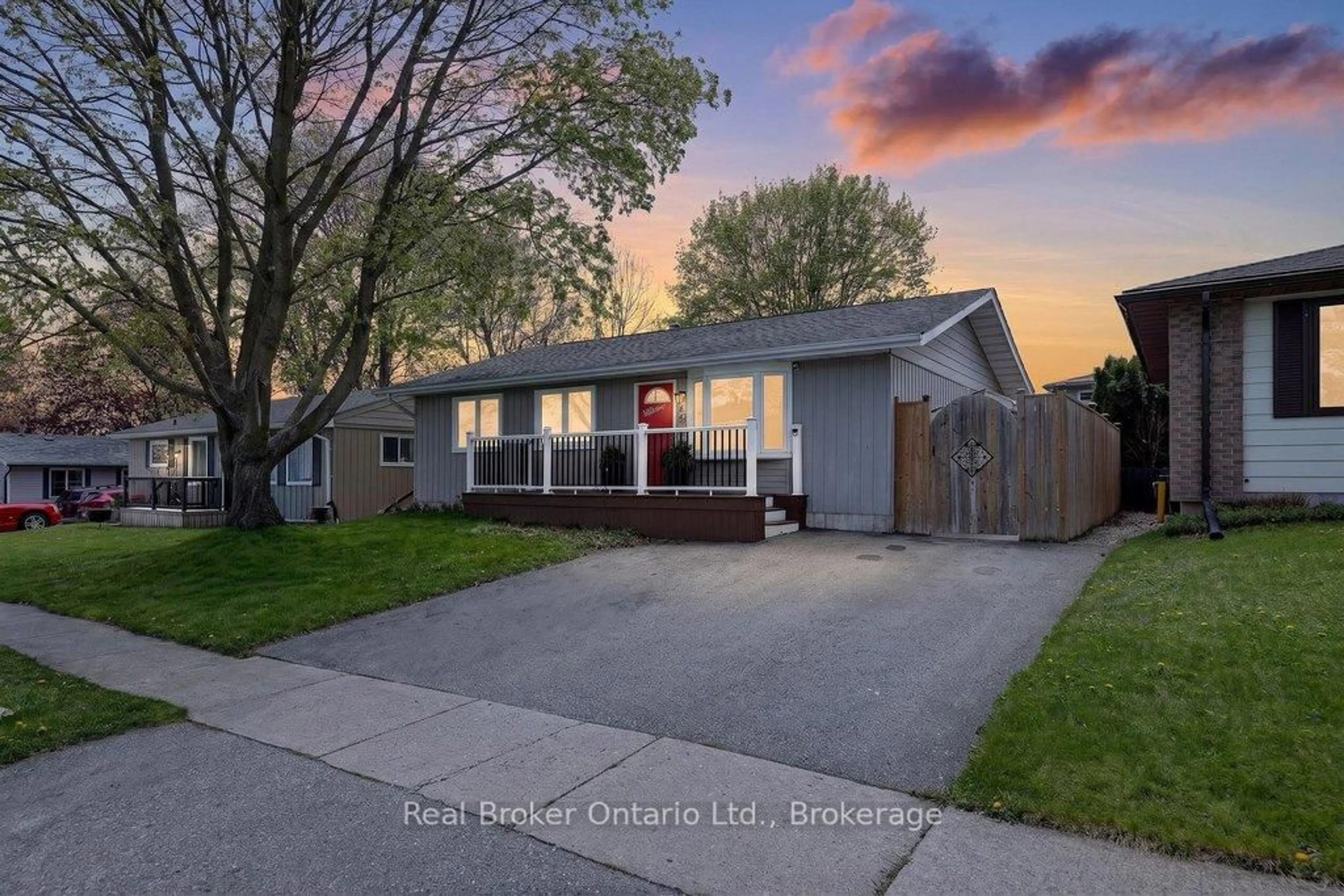 Home with vinyl exterior material, street for 992 Alice St, Woodstock Ontario N4S 8A9
