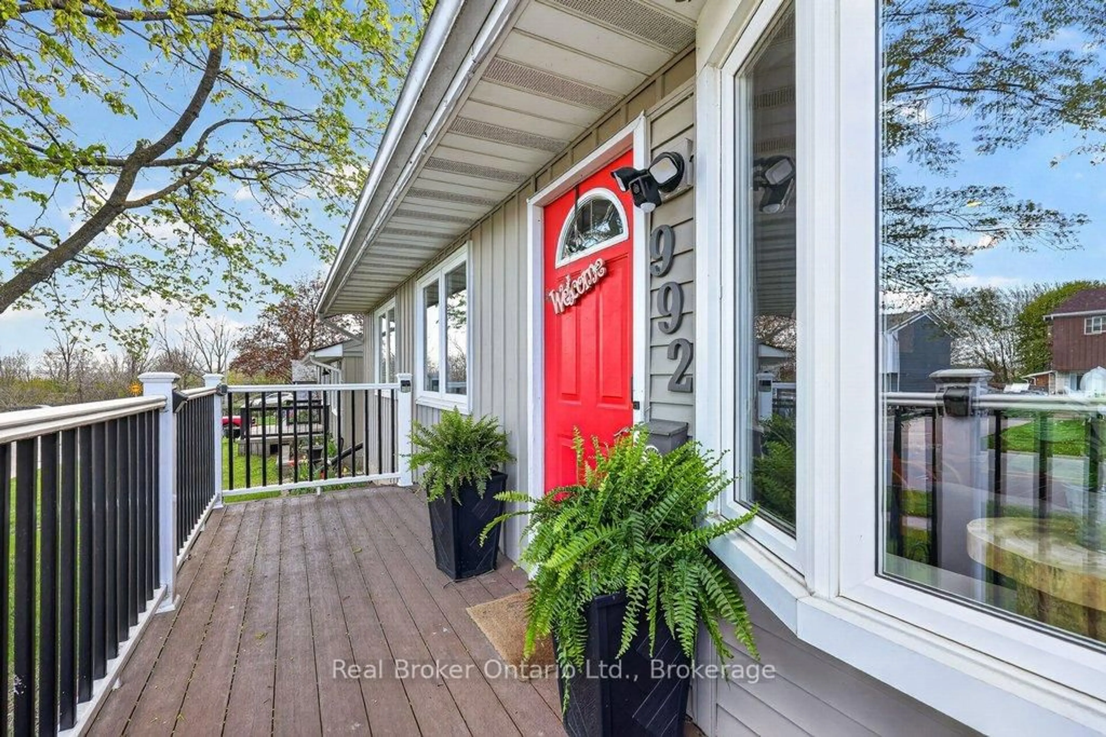 Indoor entryway for 992 Alice St, Woodstock Ontario N4S 8A9