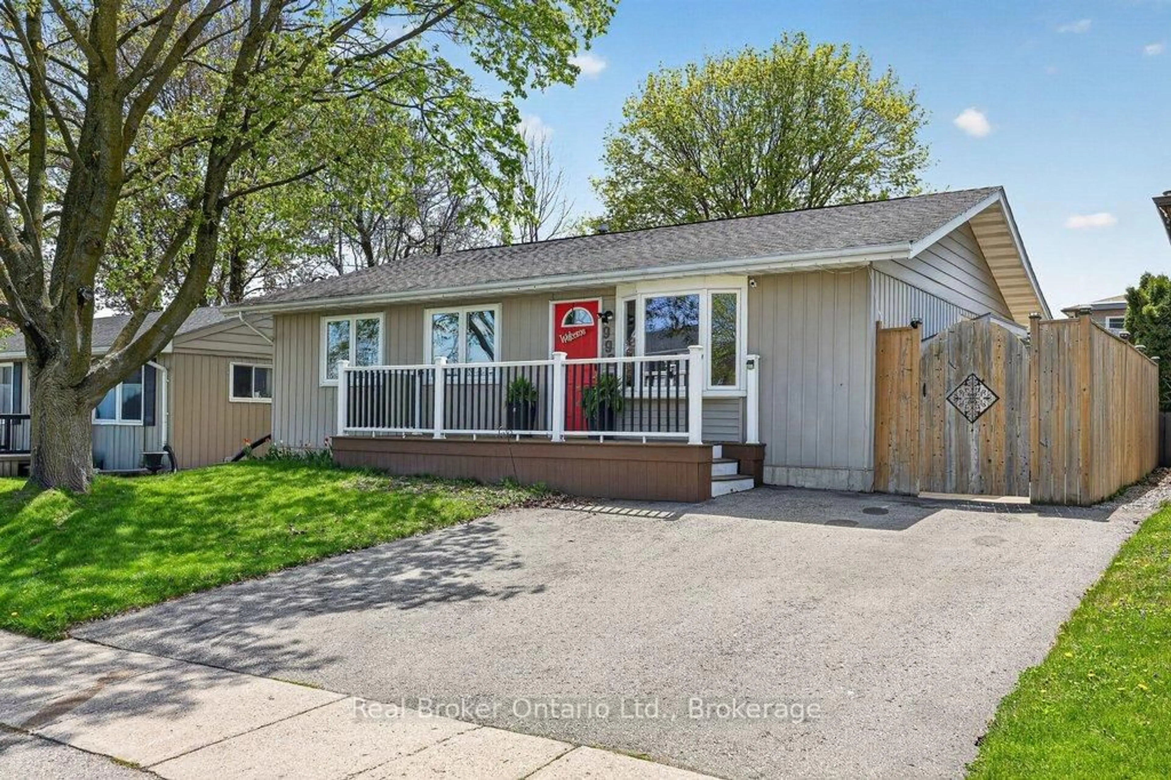 Home with vinyl exterior material, street for 992 Alice St, Woodstock Ontario N4S 8A9