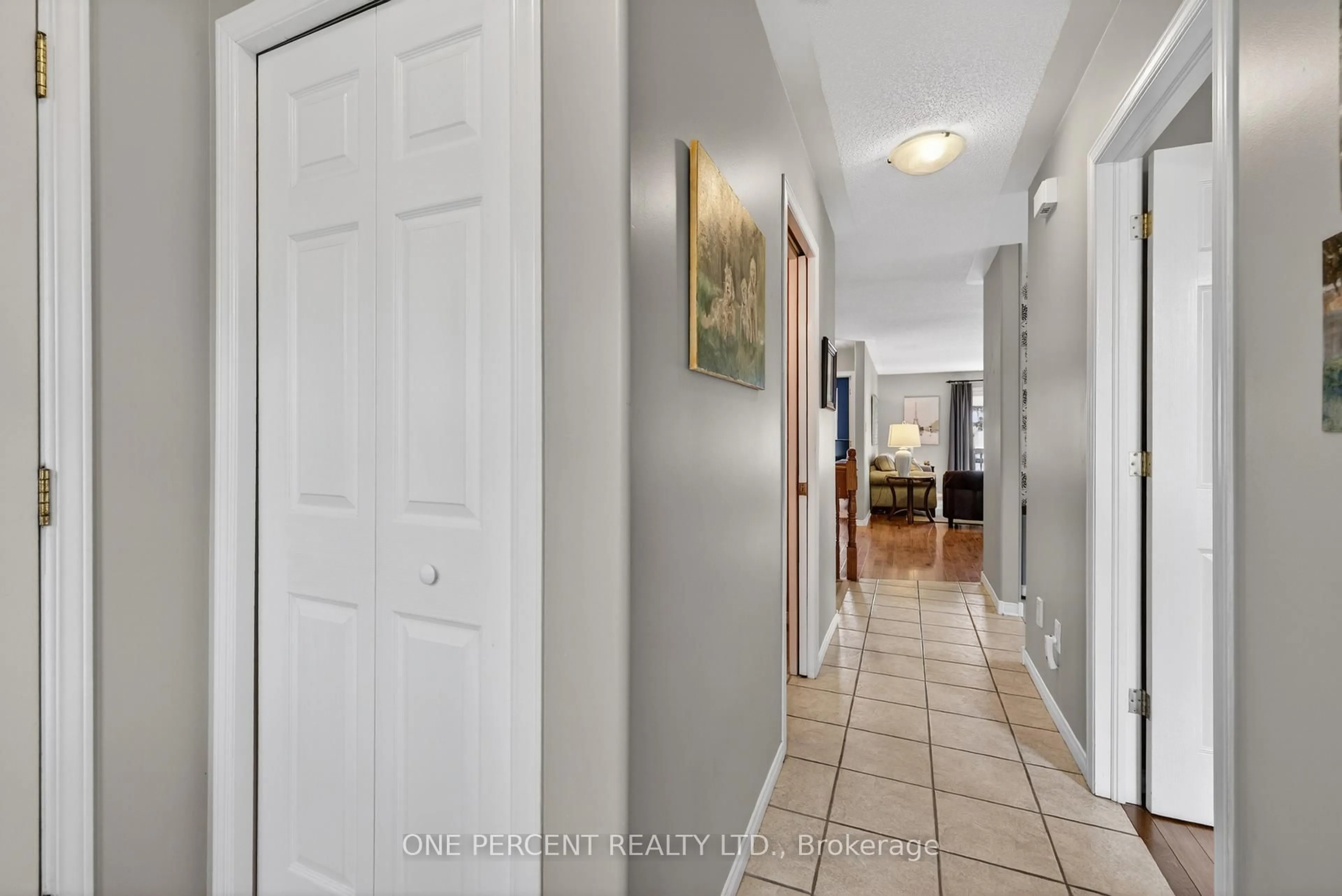 Indoor entryway for 18 Dr. Gordon Cres, North Grenville Ontario K0G 1J0