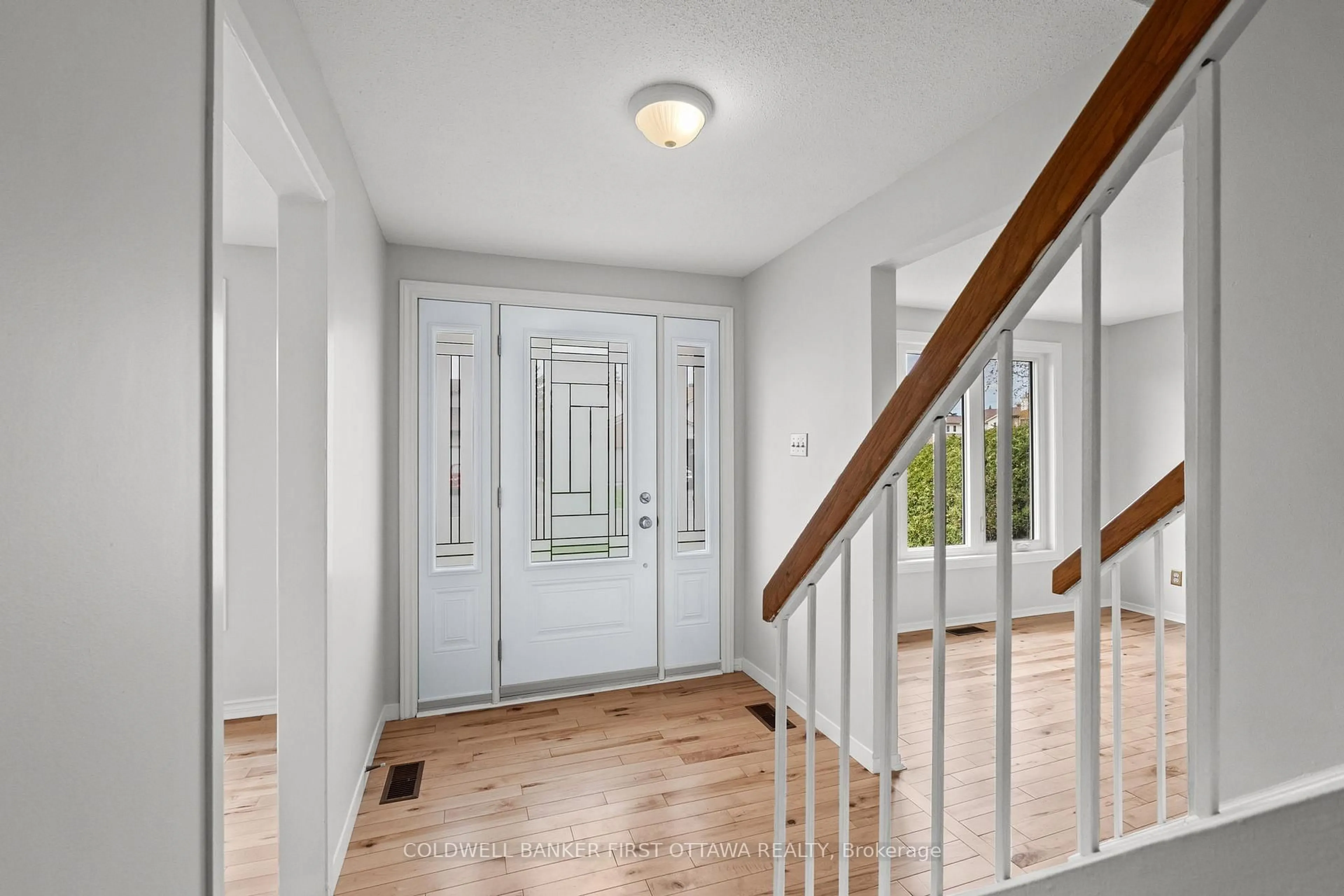 Indoor entryway for 390 Cloverheath Cres, Ottawa Ontario K1E 2R8