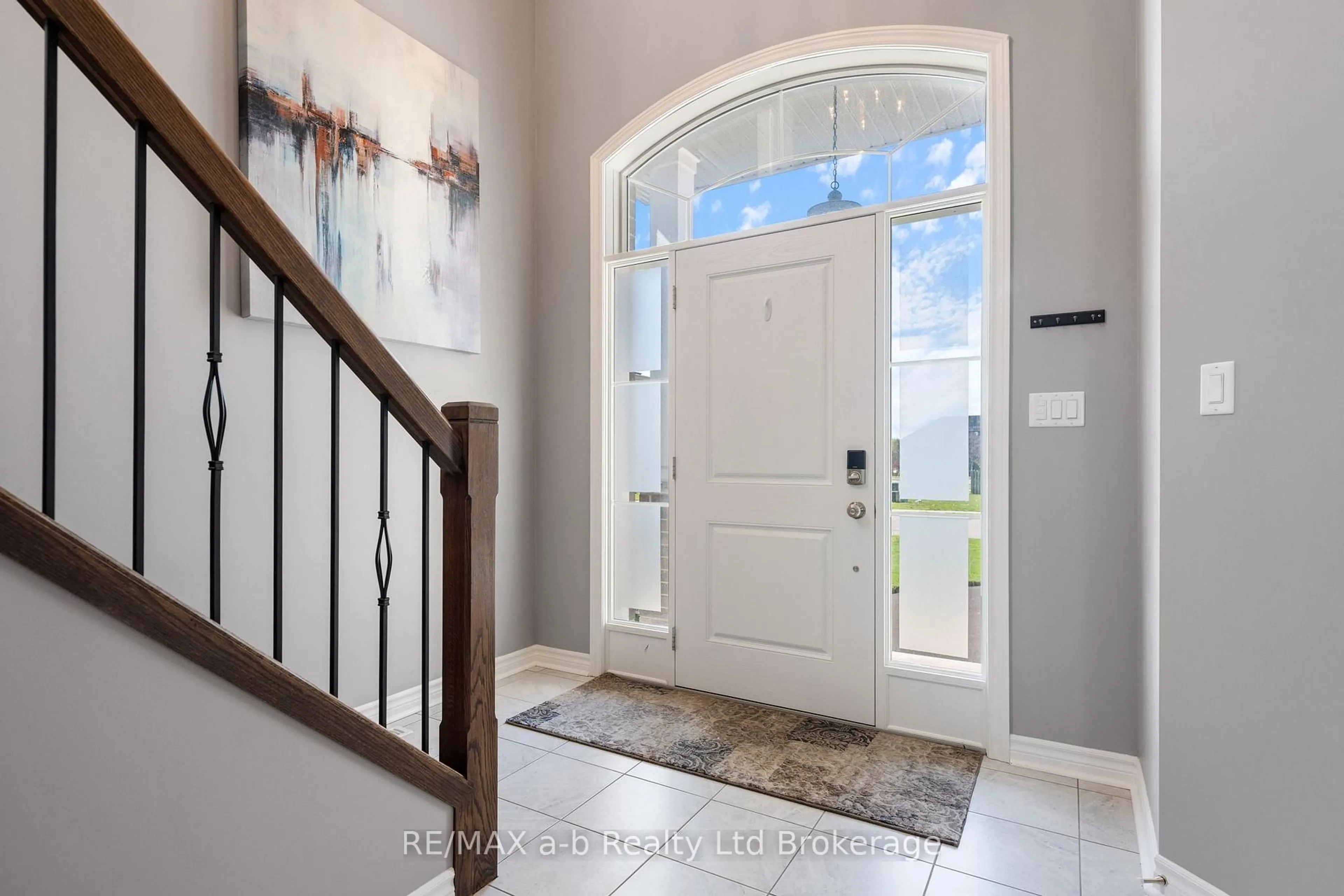 Indoor entryway for 76 Pearl St, Tillsonburg Ontario N4G 0A3