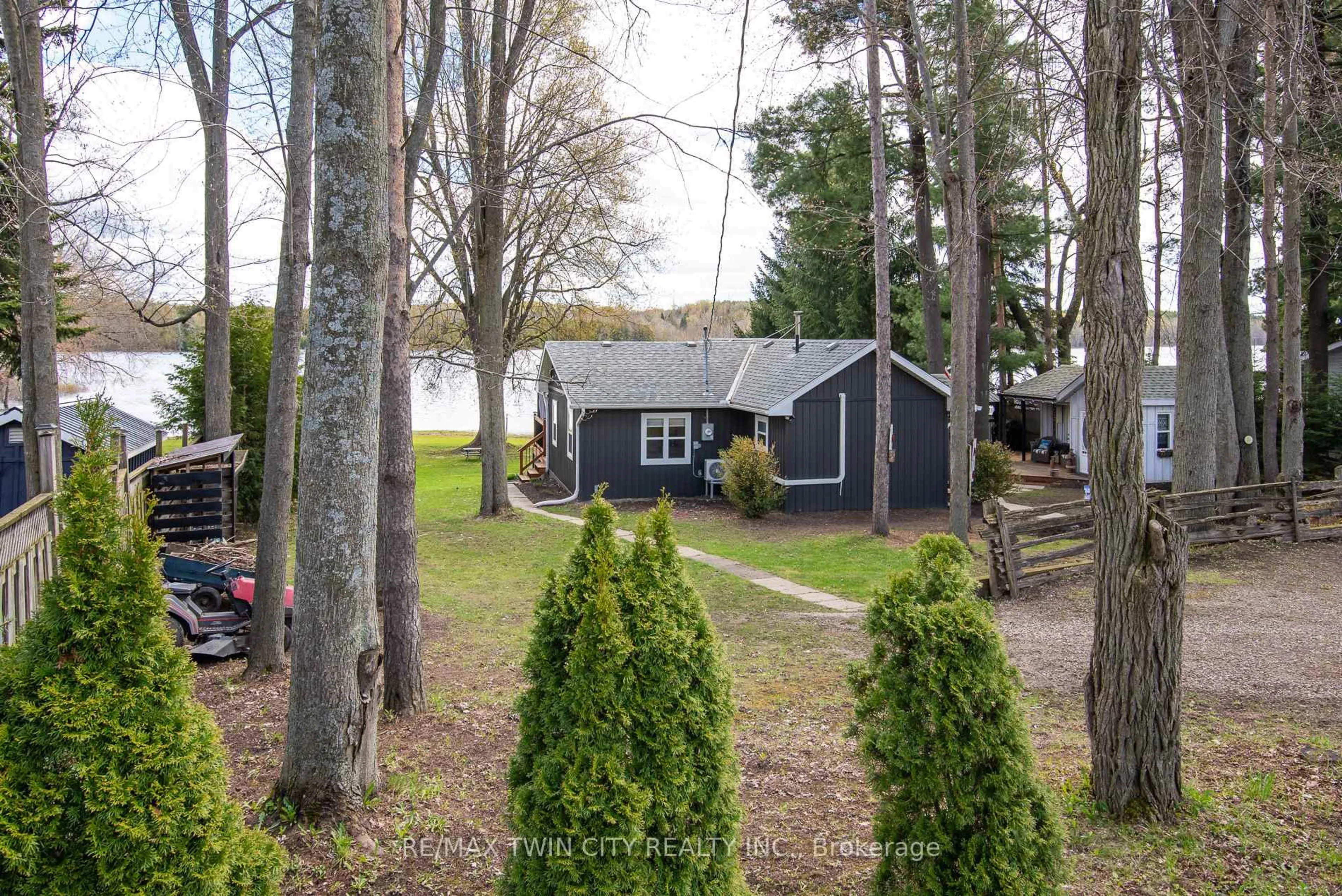 A pic from outside/outdoor area/front of a property/back of a property/a pic from drone, unknown for 516 Fifth St, Centre Wellington Ontario N0B 1J0