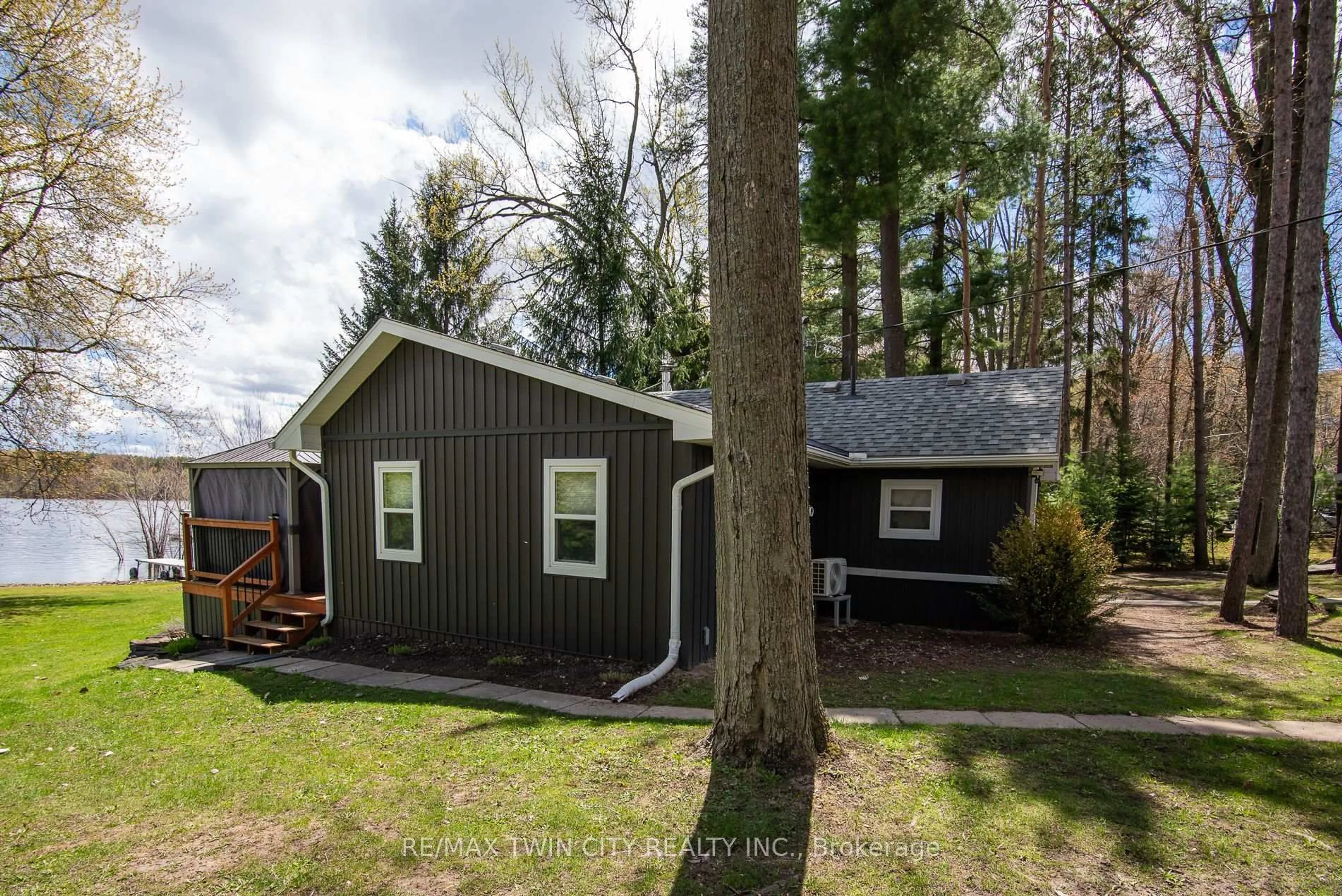 Home with vinyl exterior material, unknown for 516 Fifth St, Centre Wellington Ontario N0B 1J0