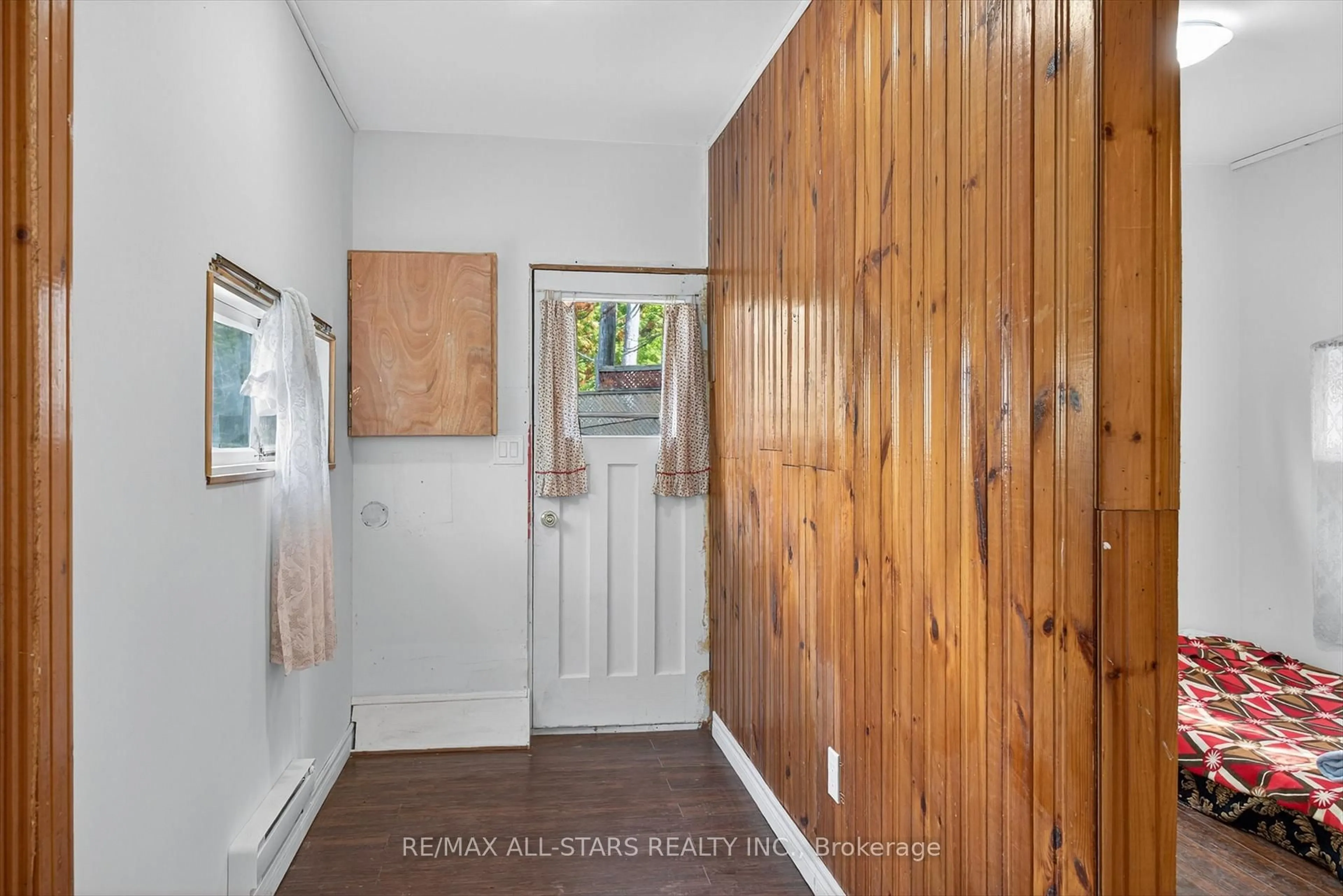 Indoor entryway for 60 Elder St, Kawartha Lakes Ontario K0M 1L0