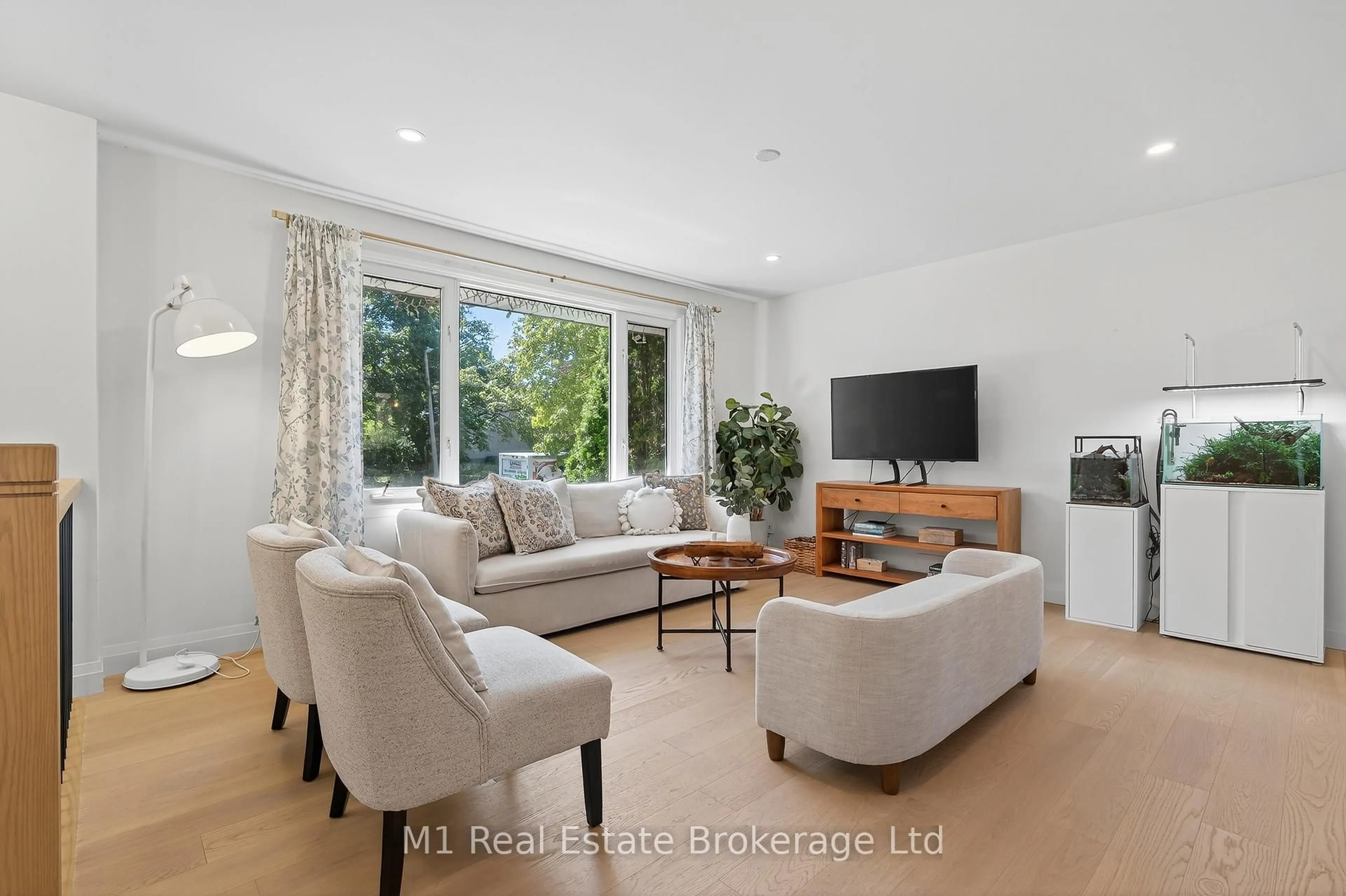 Living room with furniture, unknown for 91 Rhonda Rd, Guelph Ontario N1H 6H4
