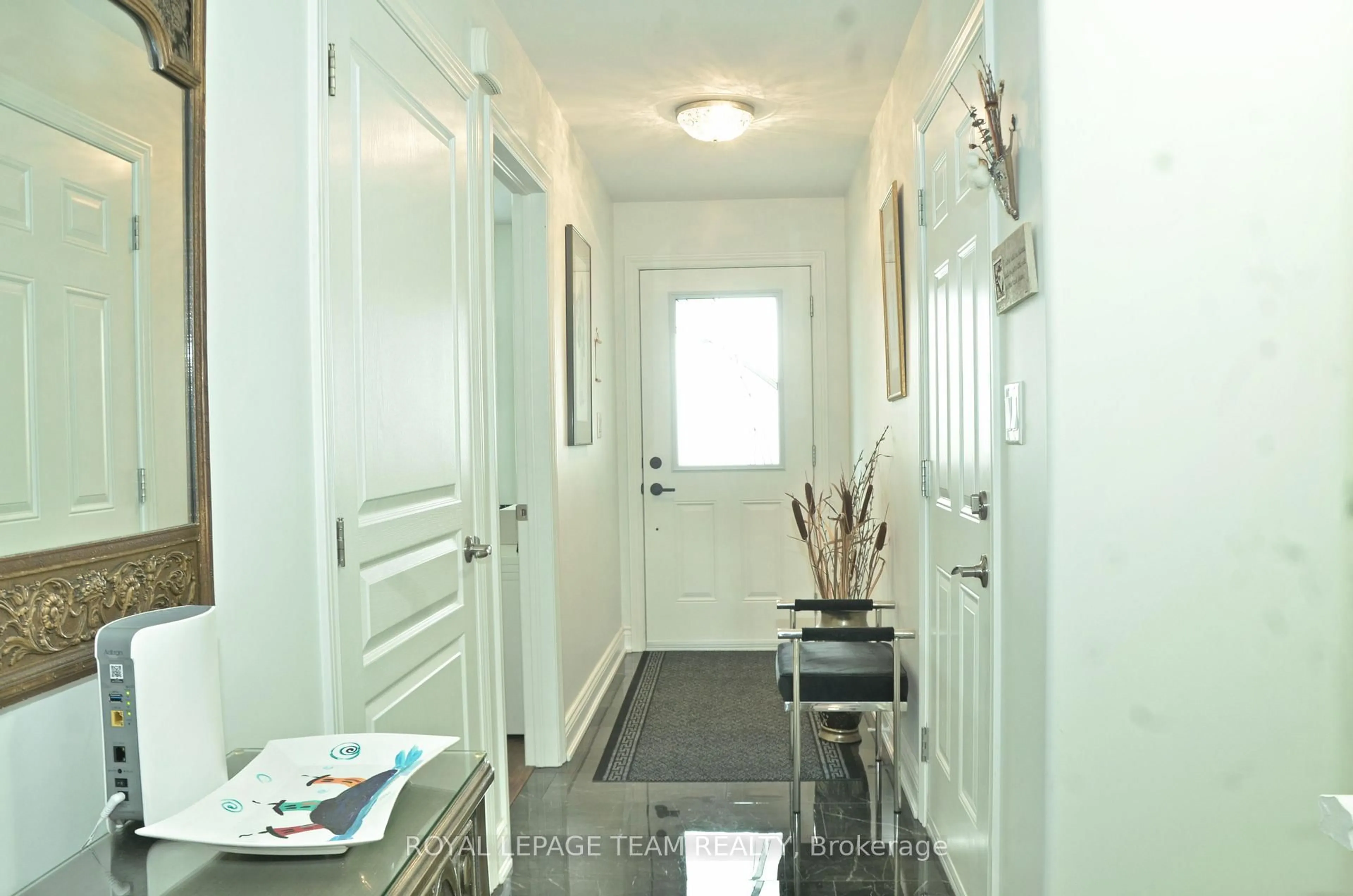 Indoor entryway for 11A Centre St, Brockville Ontario K6V 5S6