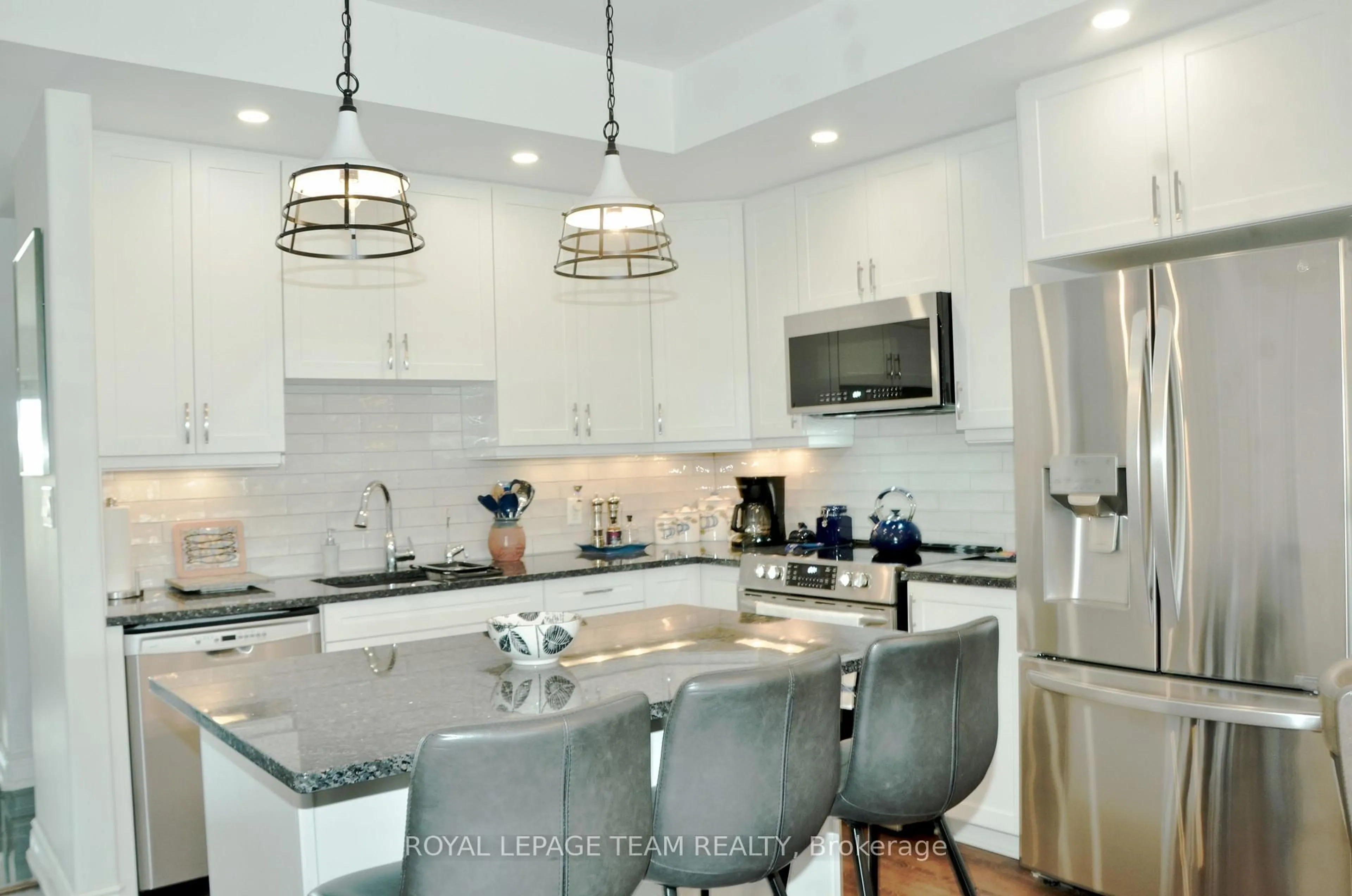 Contemporary kitchen, ceramic/tile floor for 11A Centre St, Brockville Ontario K6V 5S6