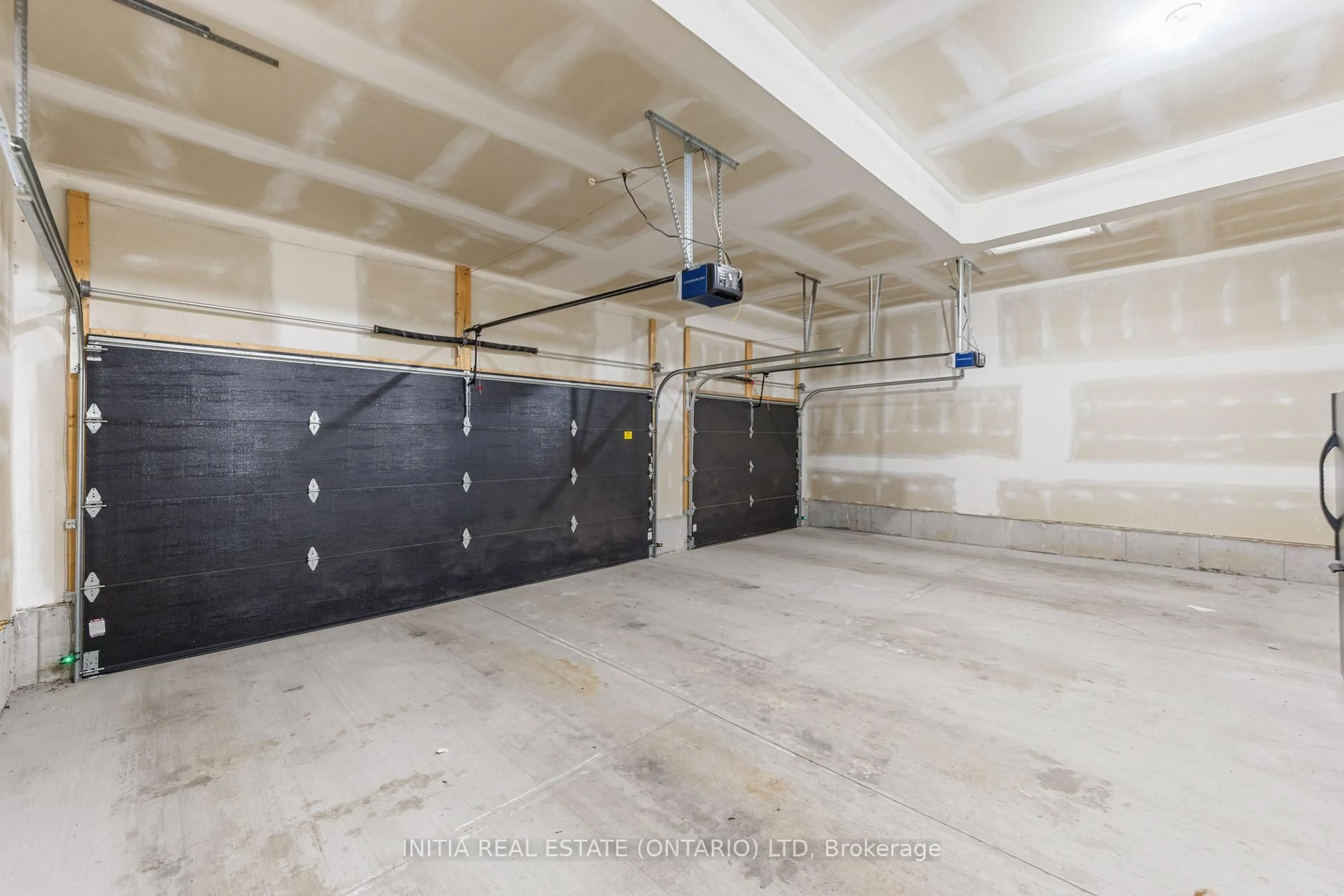 Indoor garage for 608 Sweetbay Cres, Sarnia Ontario N7S 0A8